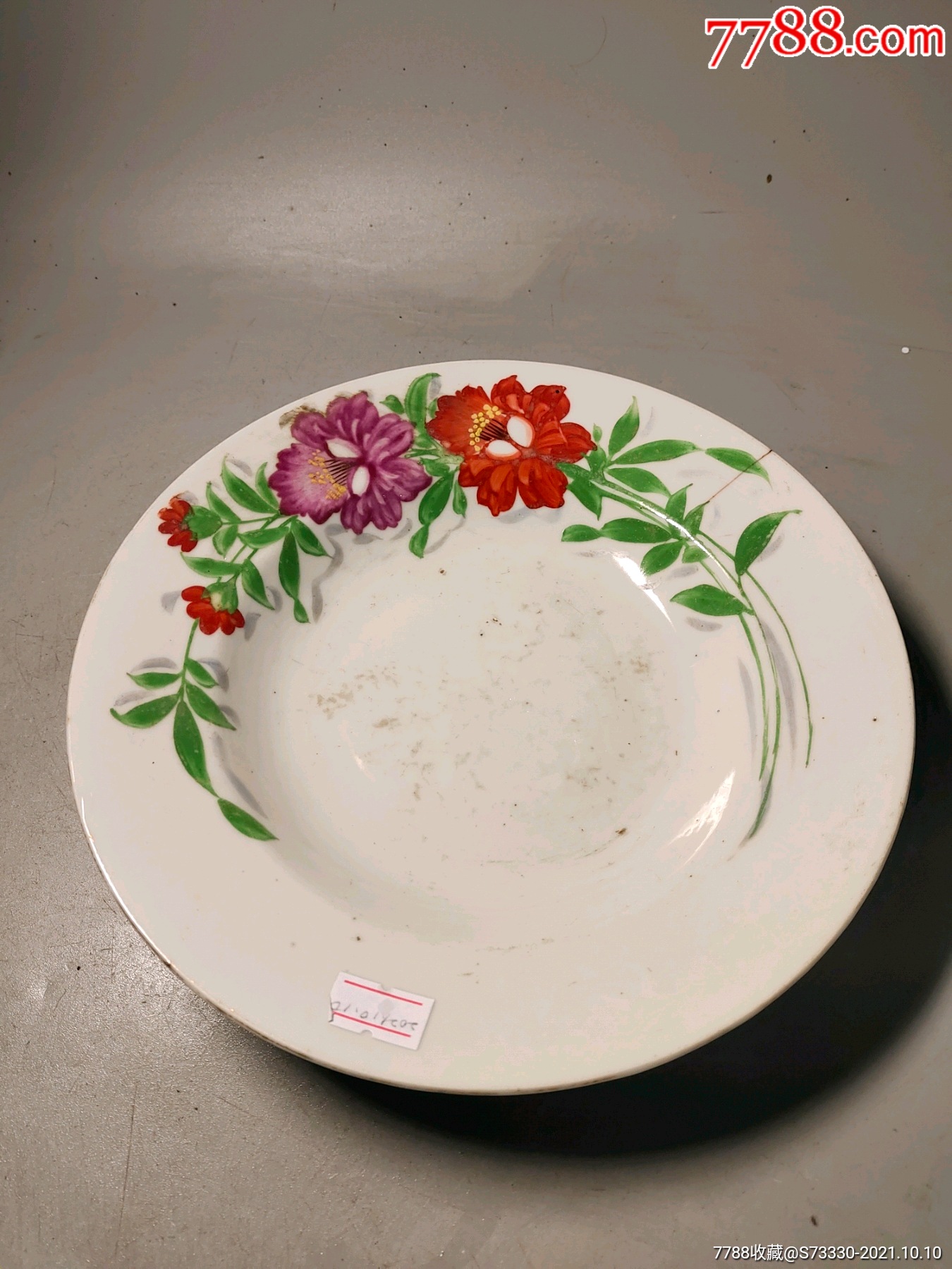 民国粉彩手绘一只花盘子一块,开线