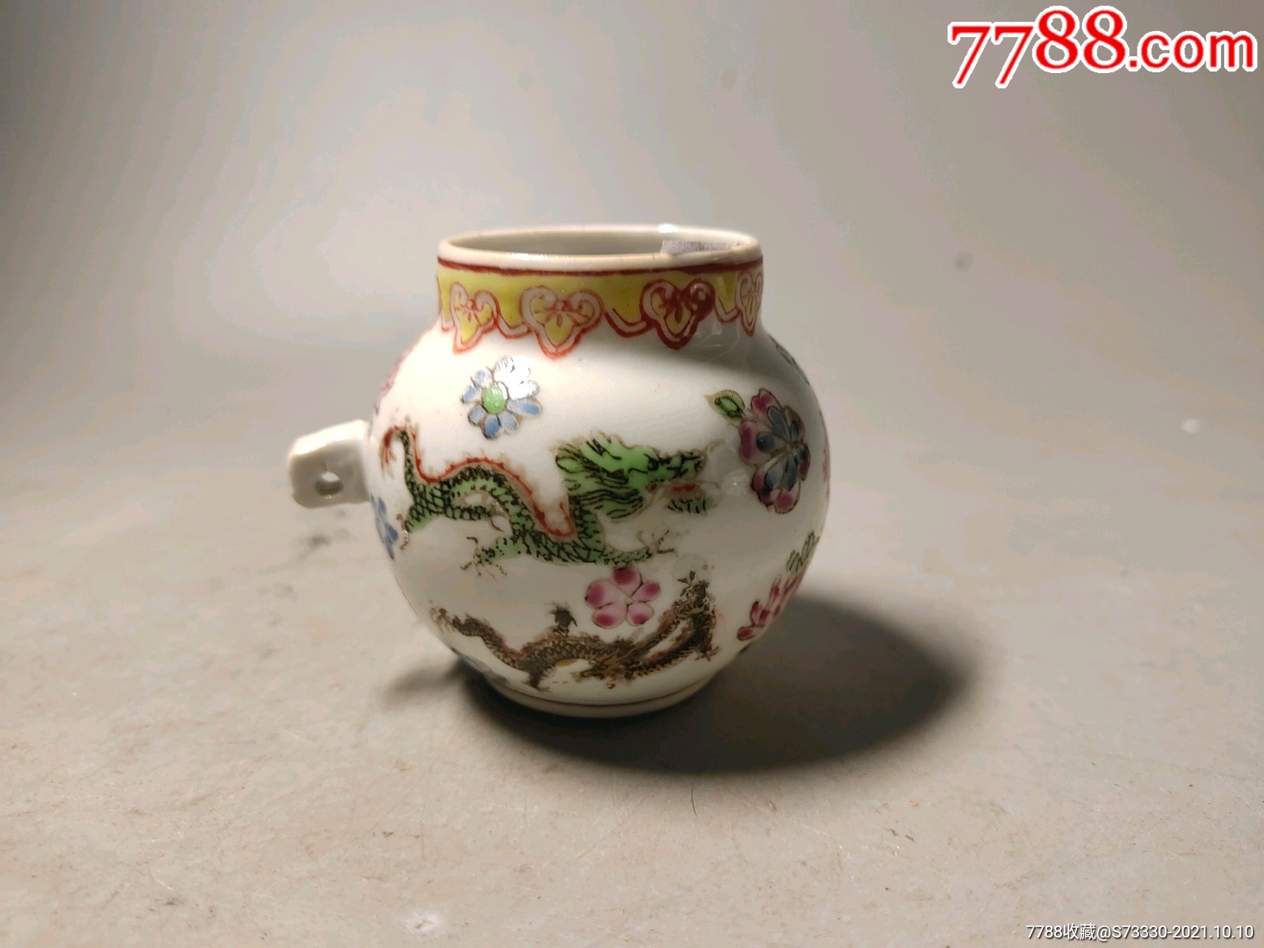 80年代左右,景德镇艺术瓷厂粉彩手绘双龙戏珠鸟食罐一只