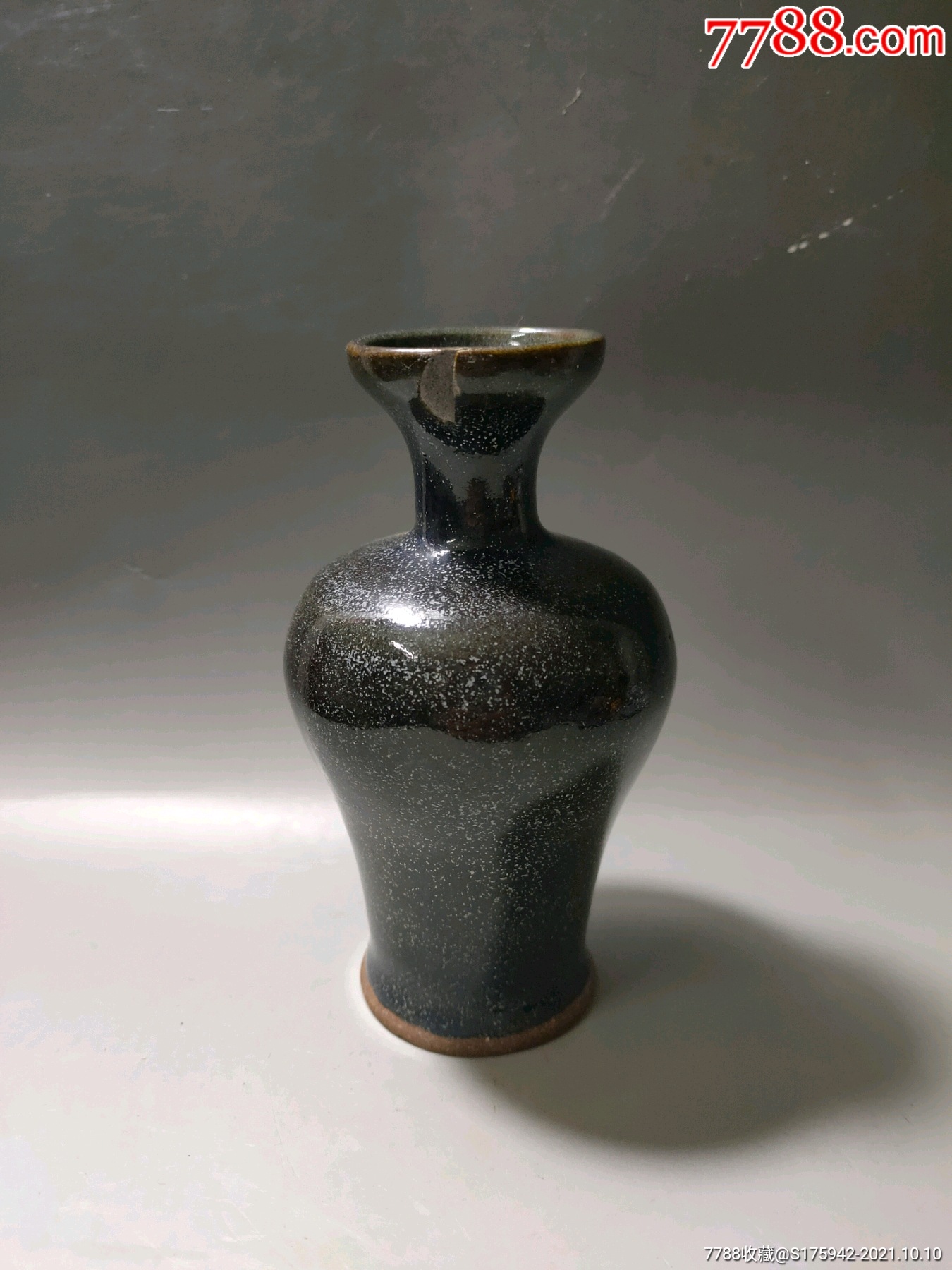 钧窑宝石蓝釉小瓶