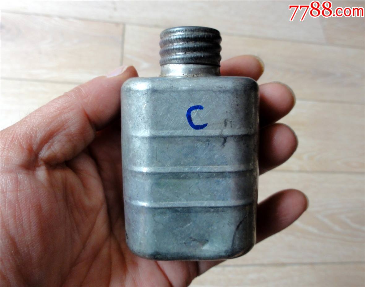 怀旧收藏2110c早期退役便携铁质油壶方形带纹