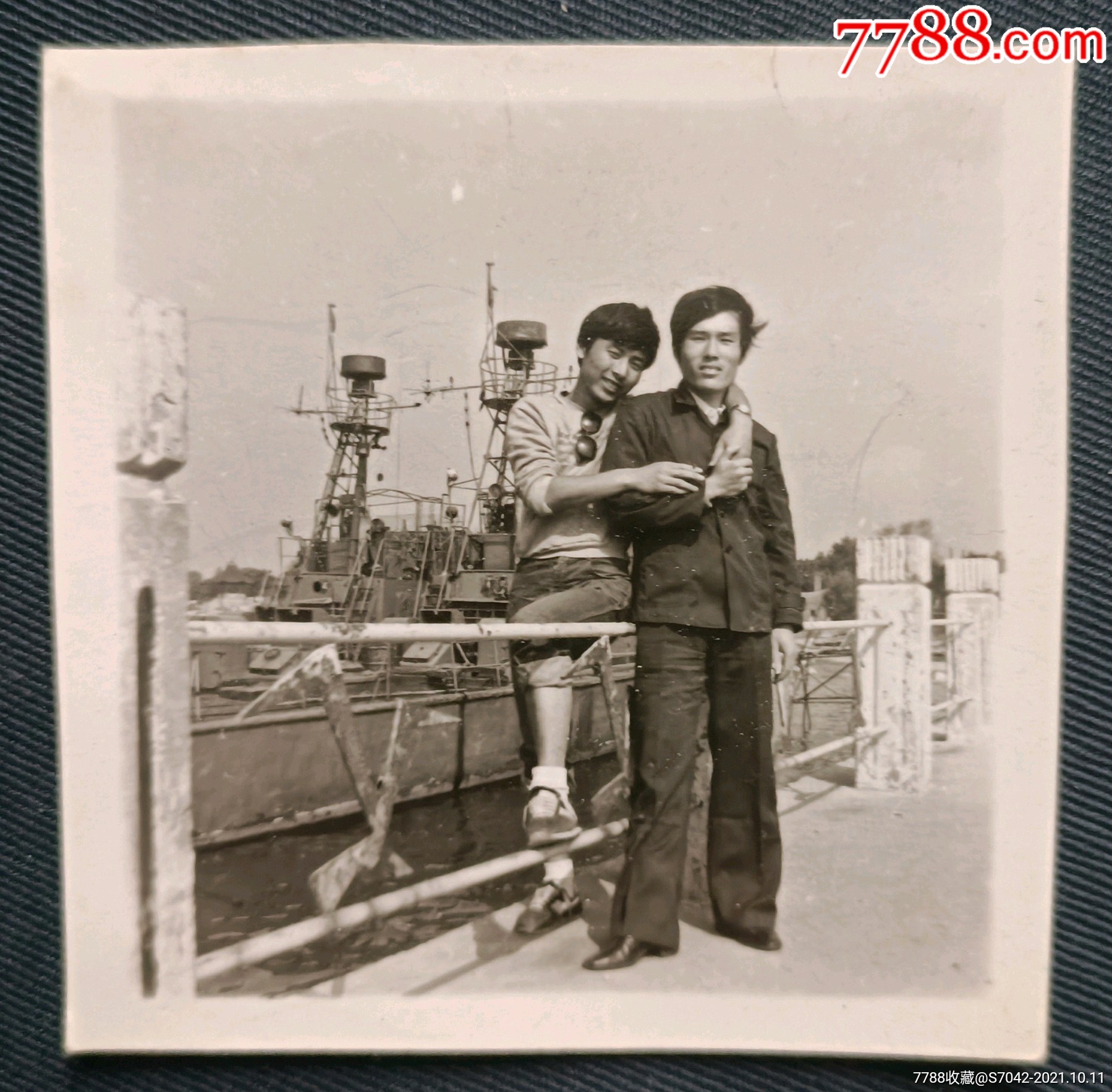 八十年代老照片江边合影