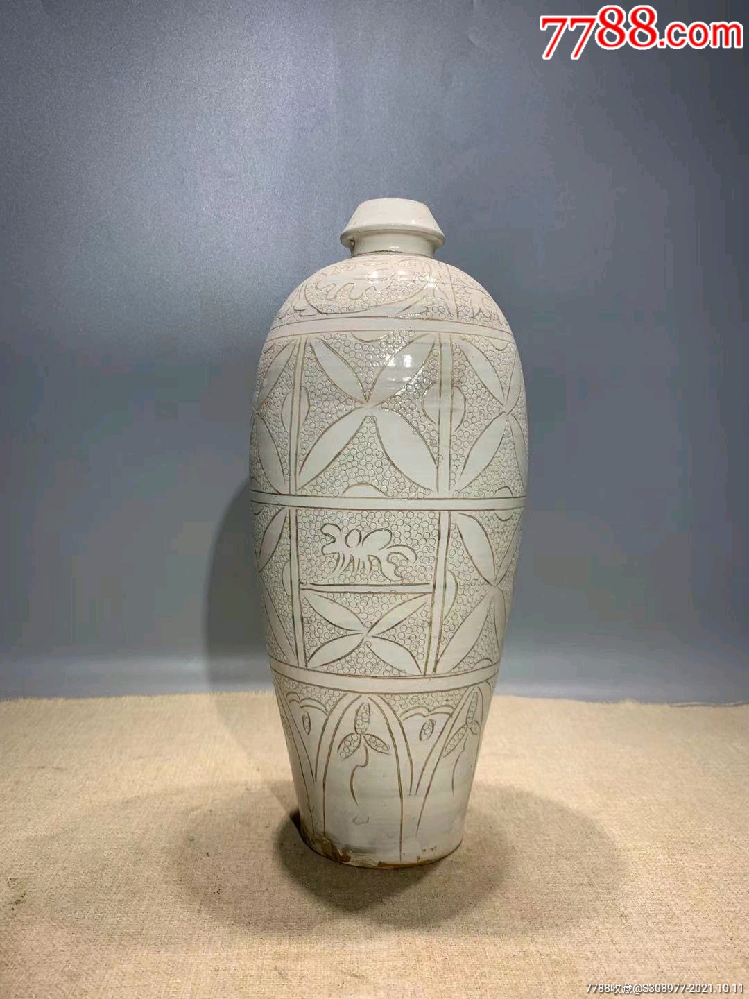 磁州窑白釉珍珠底刻花梅瓶