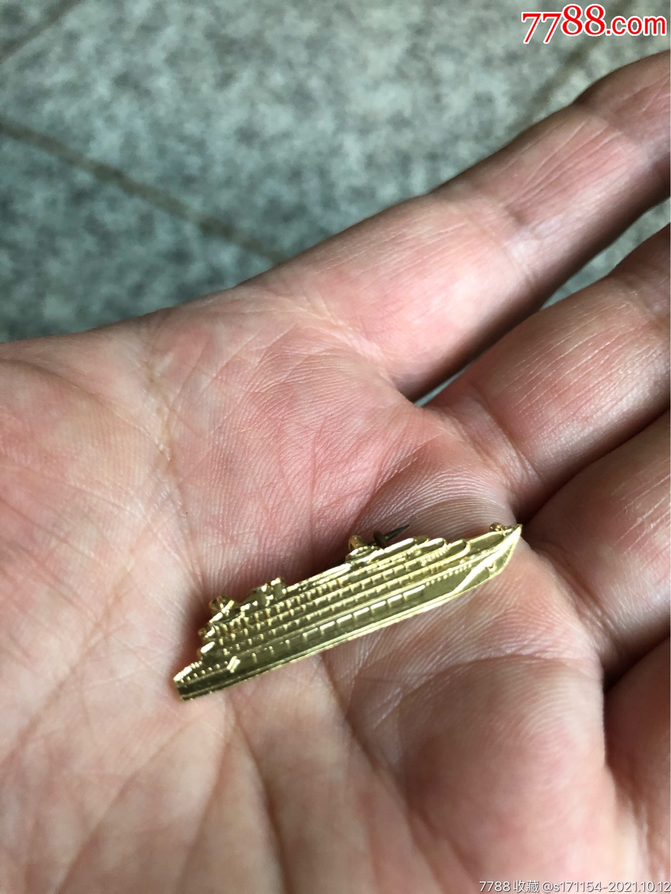 小巧船形胸徽章