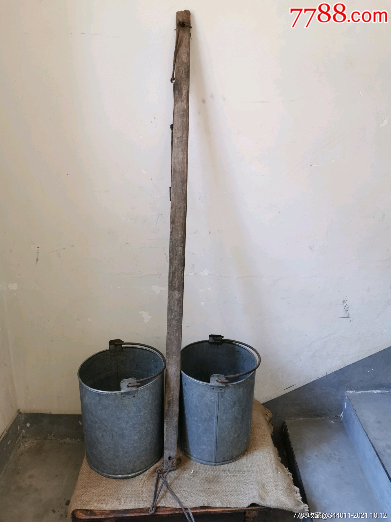 八十年代挑水扁担水桶一套_铁皮盒/铁筒_第3张_7788画册网