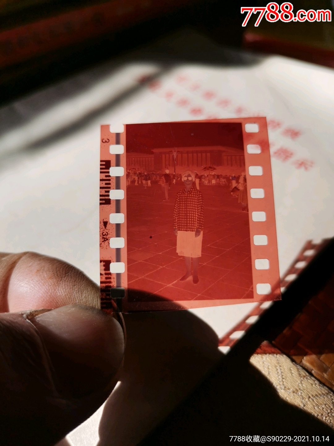 女子在天安门人民大会堂前的两张135彩色照片底片