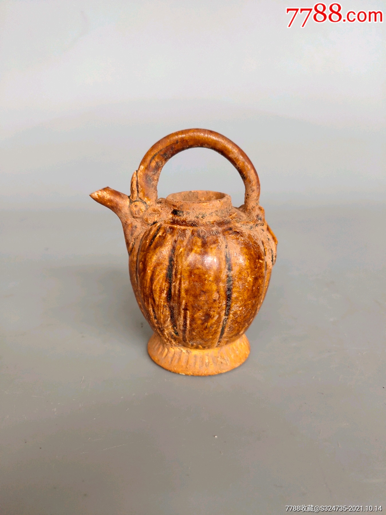 宋代黄釉瓜棱小提梁壶