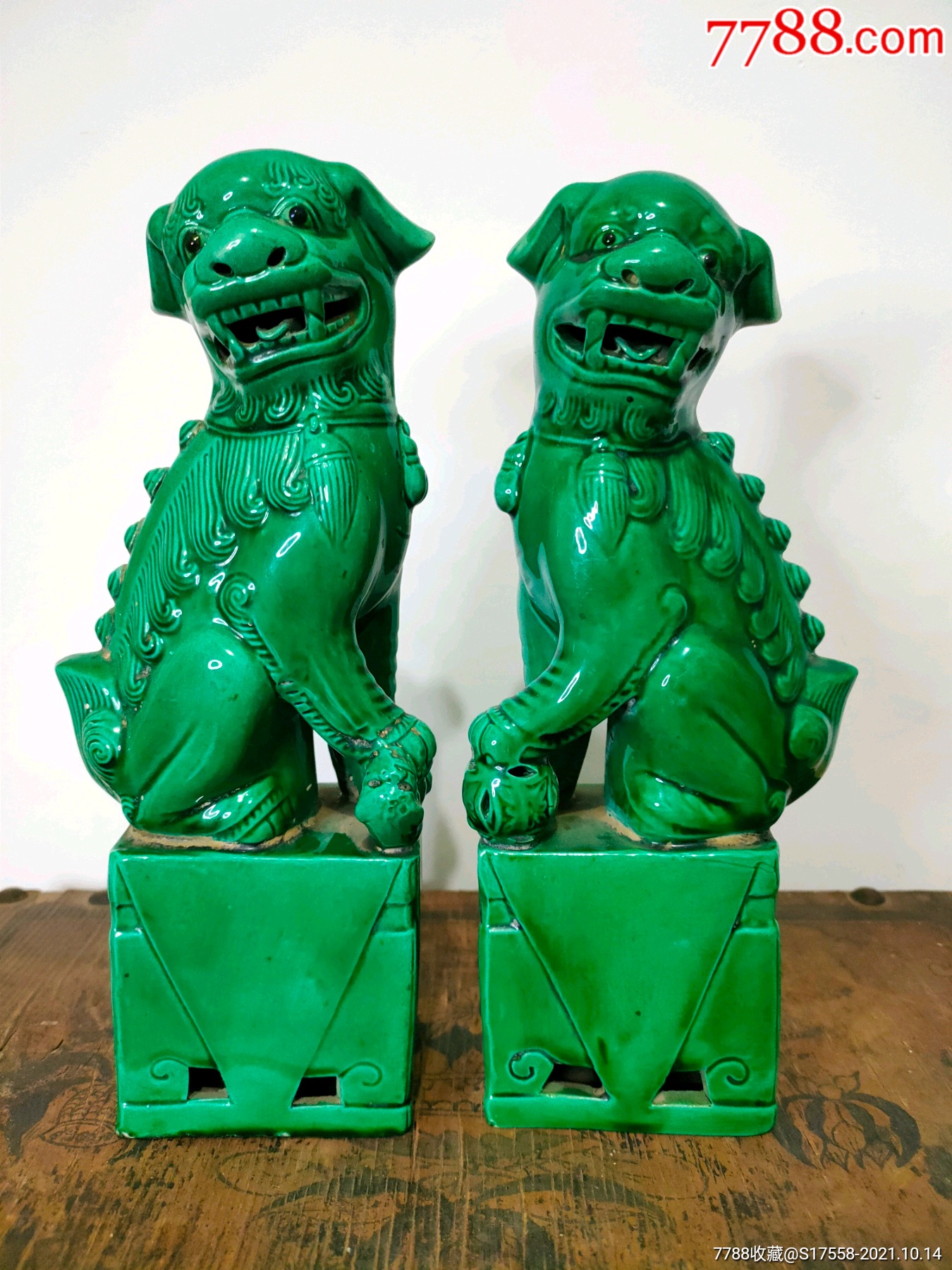 少见的景德镇老厂货绿釉瓷狮子摆件一对一公一母