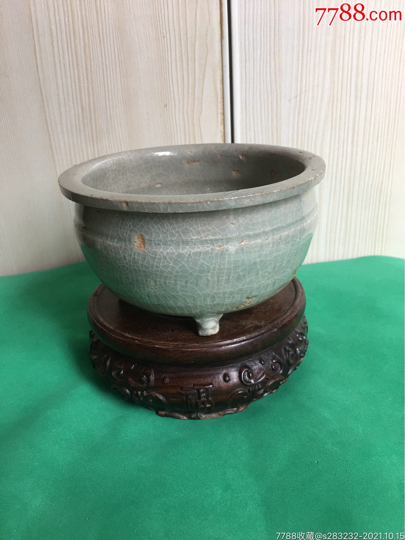 元代龙泉青瓷三足炉