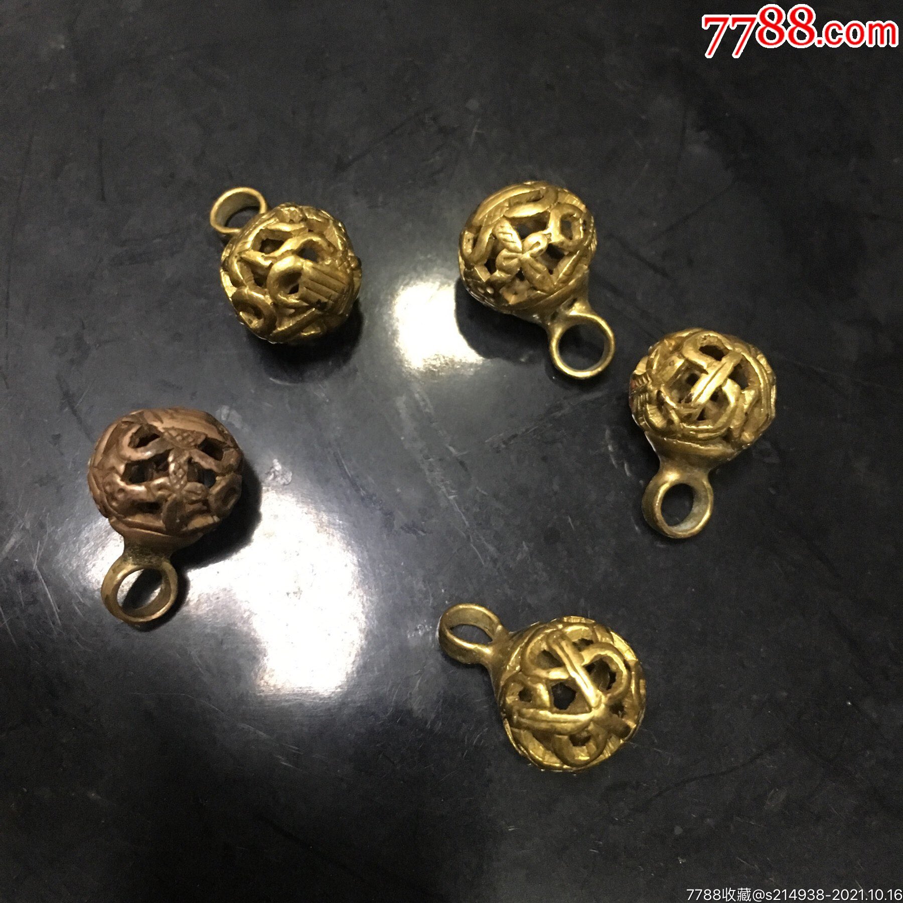 0次进行点评点评:0浏览量:备注:清代镂空鎏金铜扣品相如图简介:铜扣