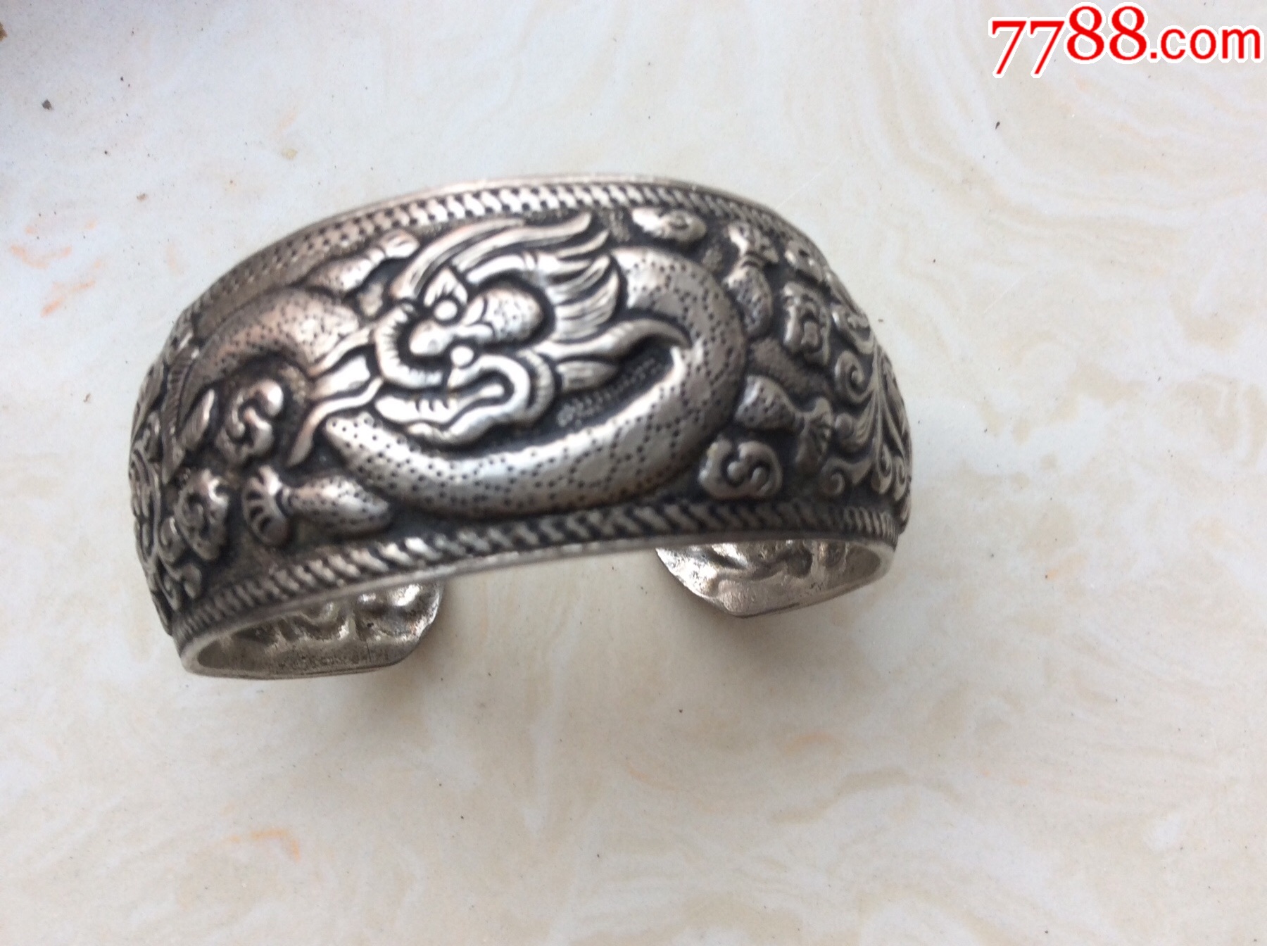 民国时期宽边刻龙狮牡丹纹银手镯
