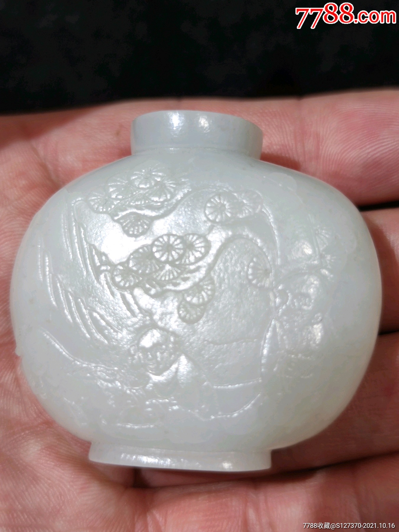 旧藏清和田玉籽料白玉浮雕人物鼻烟壶一口价