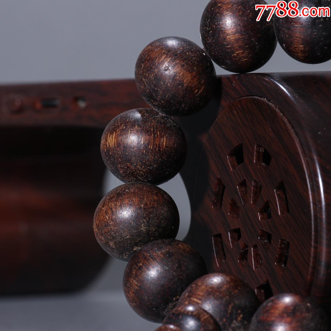 8cm重45g纯正老沉香,木质细腻,油性好,皮壳包浆黝黑,珠体饱满,大小