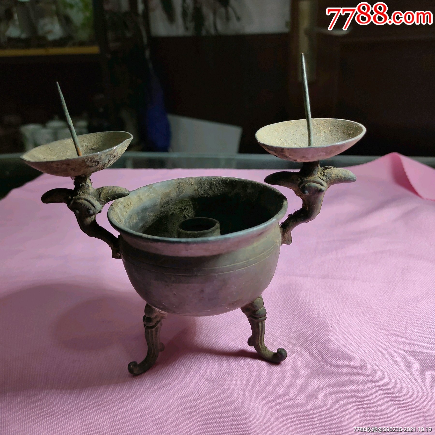 一个造型特别的两边如意图案的三足锡制香炉