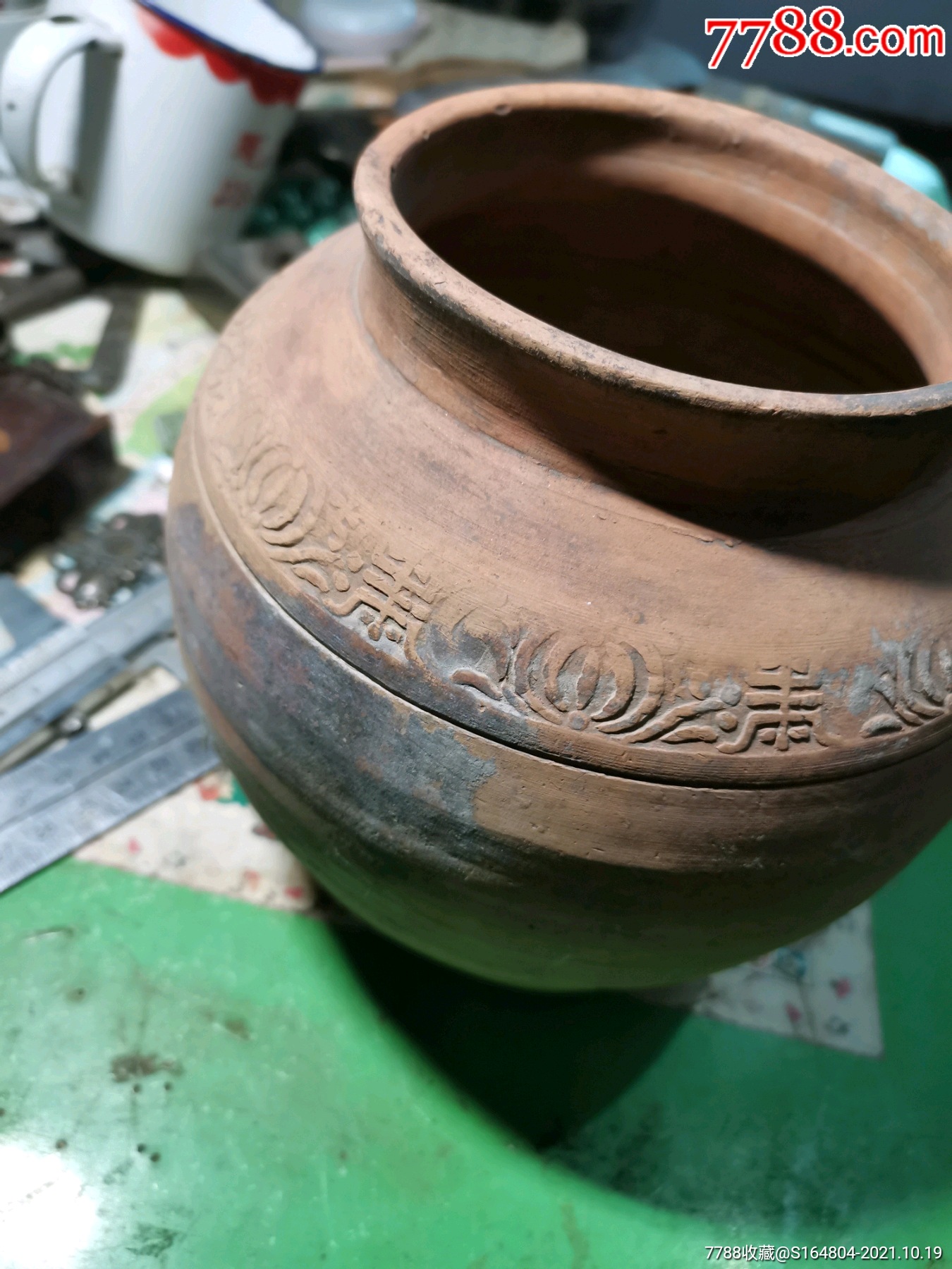 刻花刻字的红陶罐子