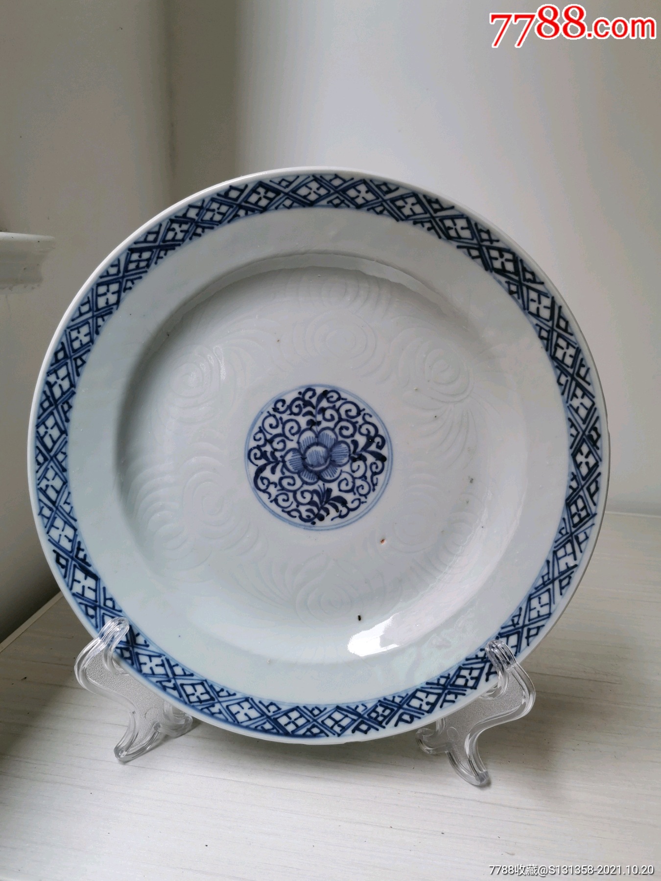 清乾隆青花暗刻纹花卉盘