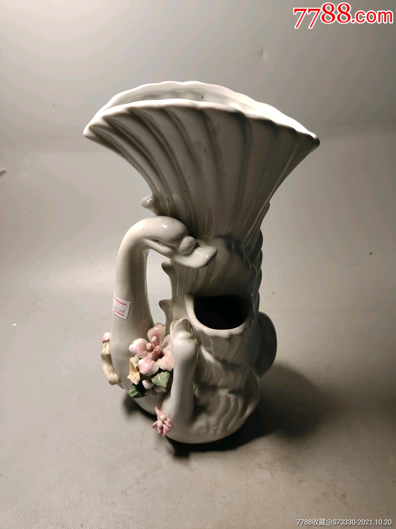 80年代左右,白瓷雕花天鹅造型,花插瓶子一只,磕_雕塑瓷/瓷雕_专注寡妇