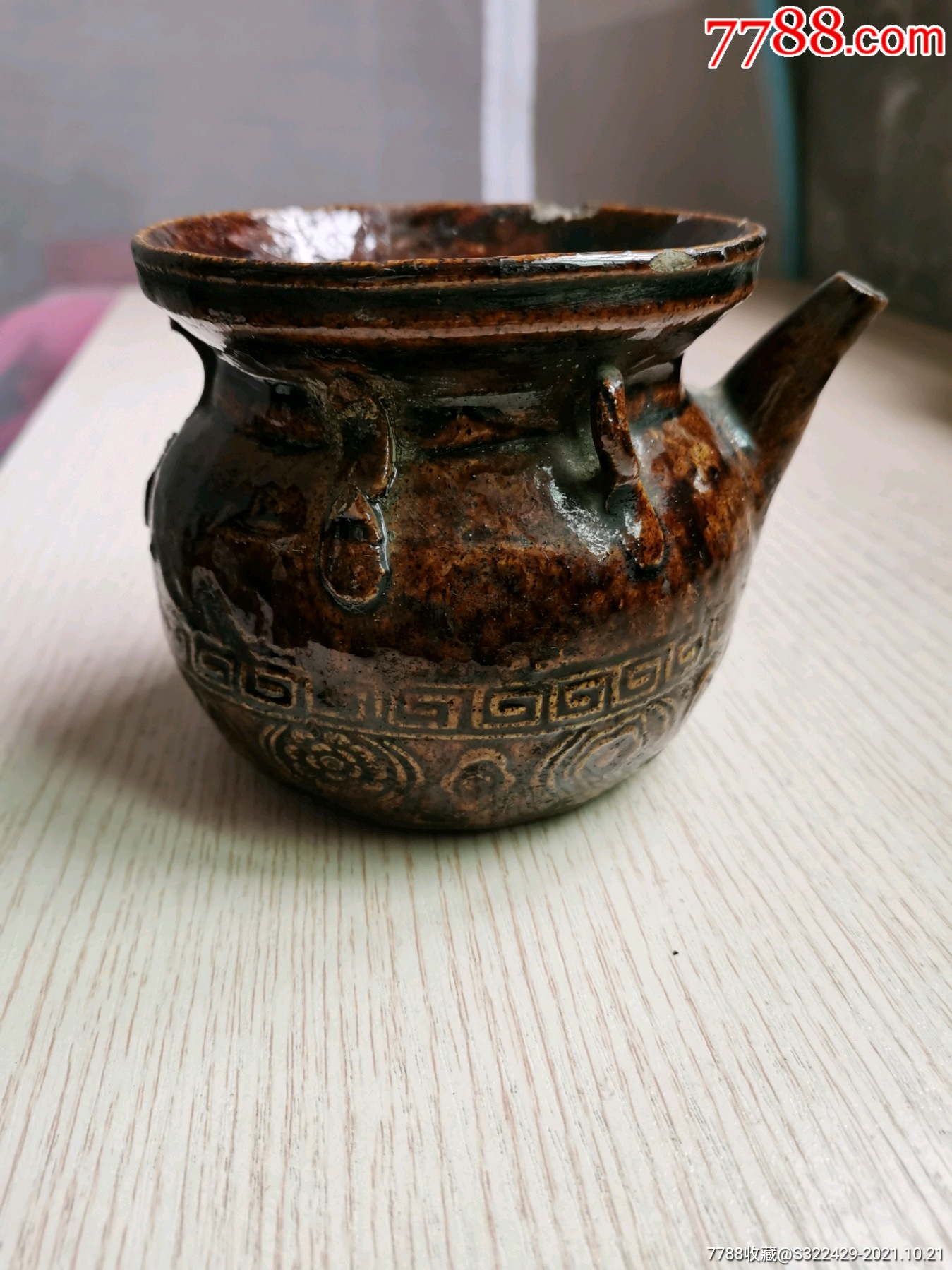 清代磁州窑酱釉印花盘口壶