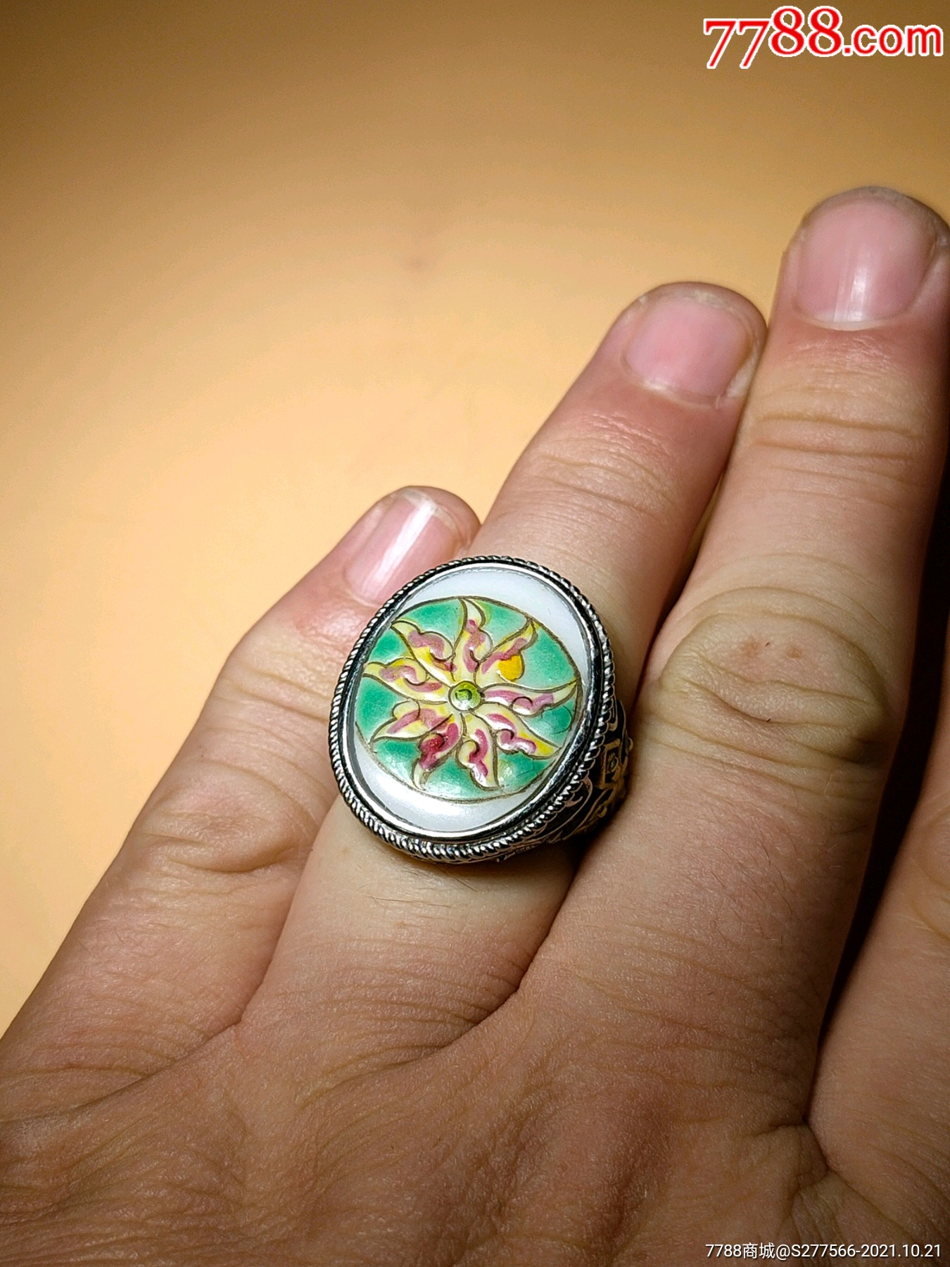 清代乾隆珐琅彩皮球花"荷叶荷花"图瓷片镶嵌银戒指,瓷片,清朝,彩色