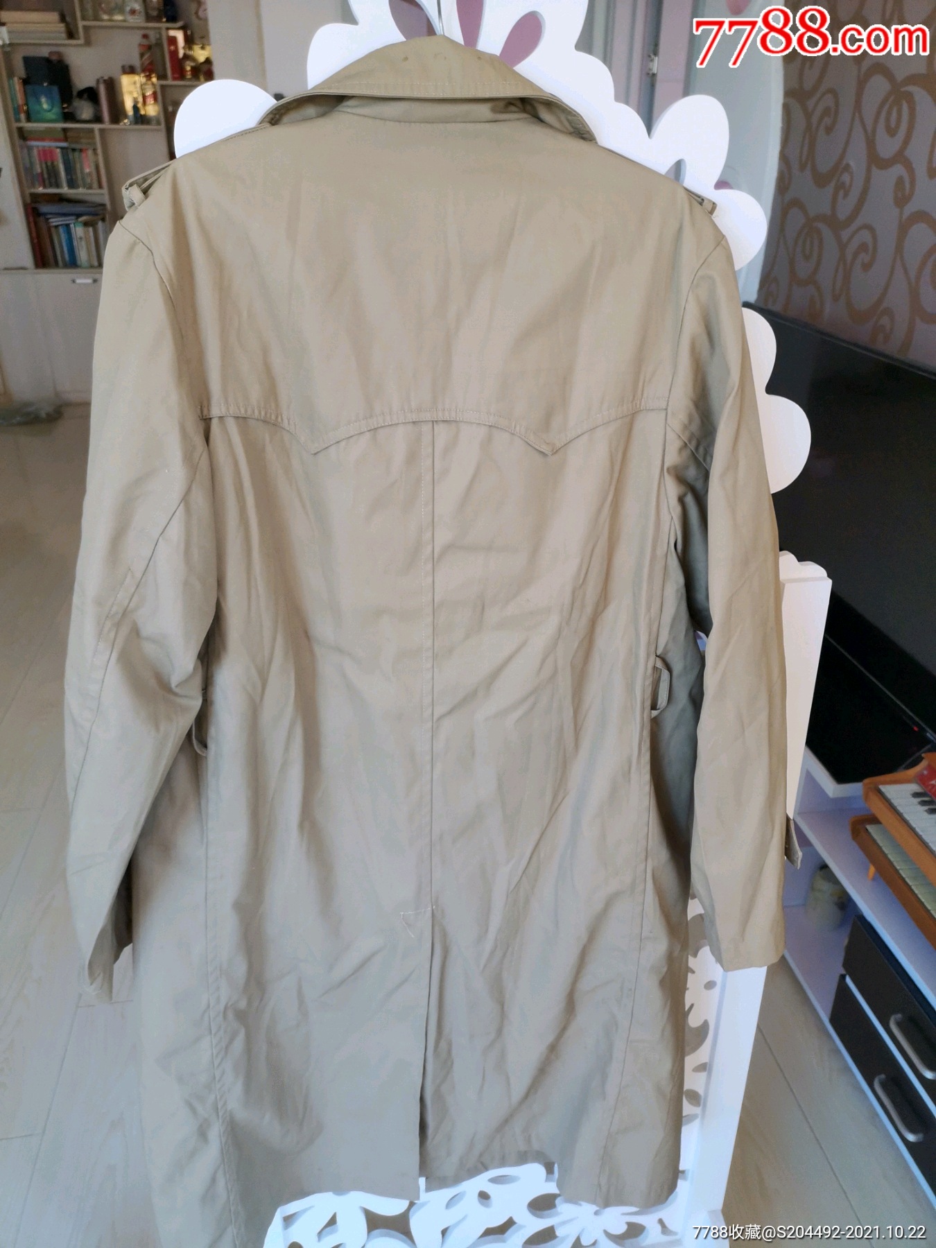 老式大地风衣85新70年代尺码107胸围106衣长,面料较为挺括,塑料腰带扣