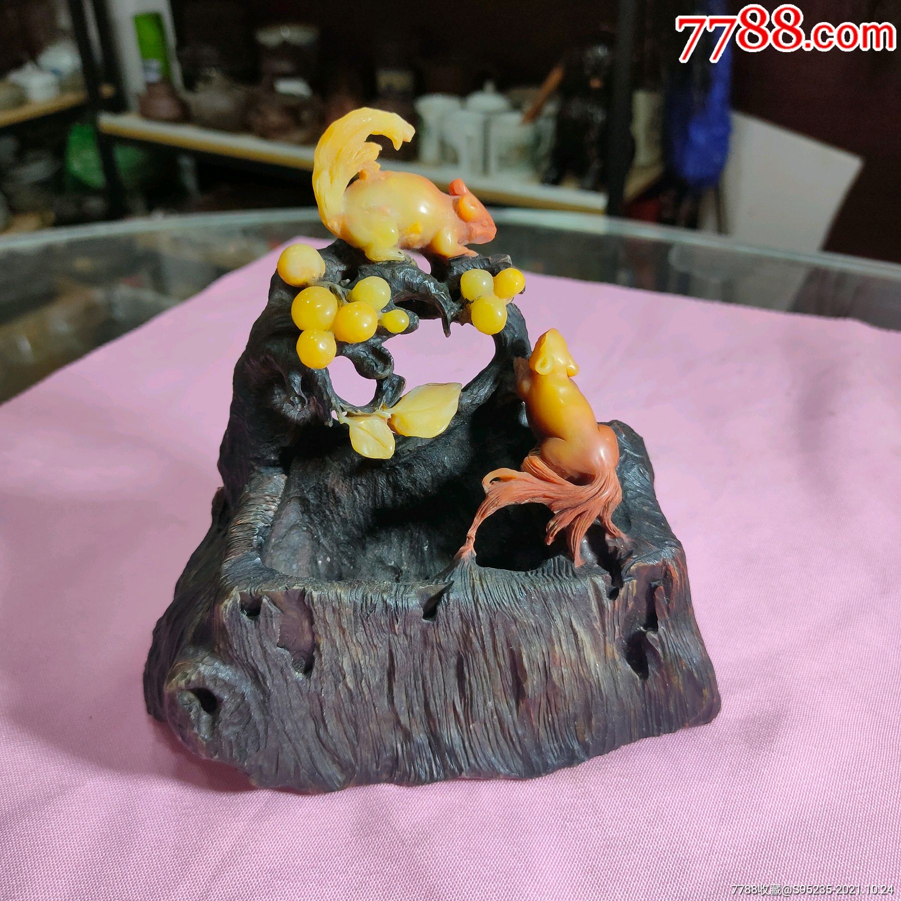 漂亮精美有味道雕刻松鼠萄葡的寿山石文房摆件