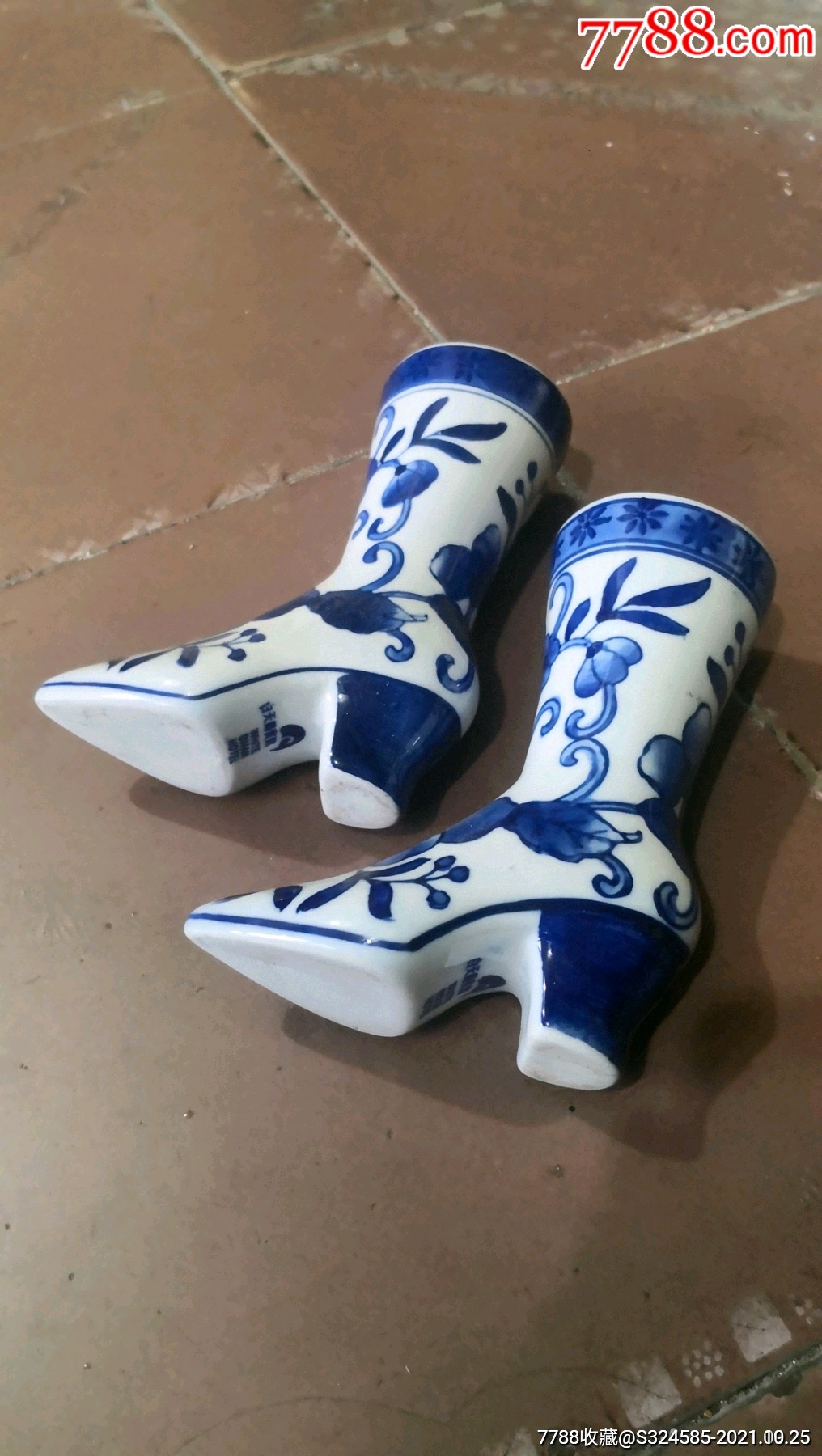 长11厘米,高15厘米,一对,高跟皮靴型陈设器,取靴鞋与谐同音,寓意和谐