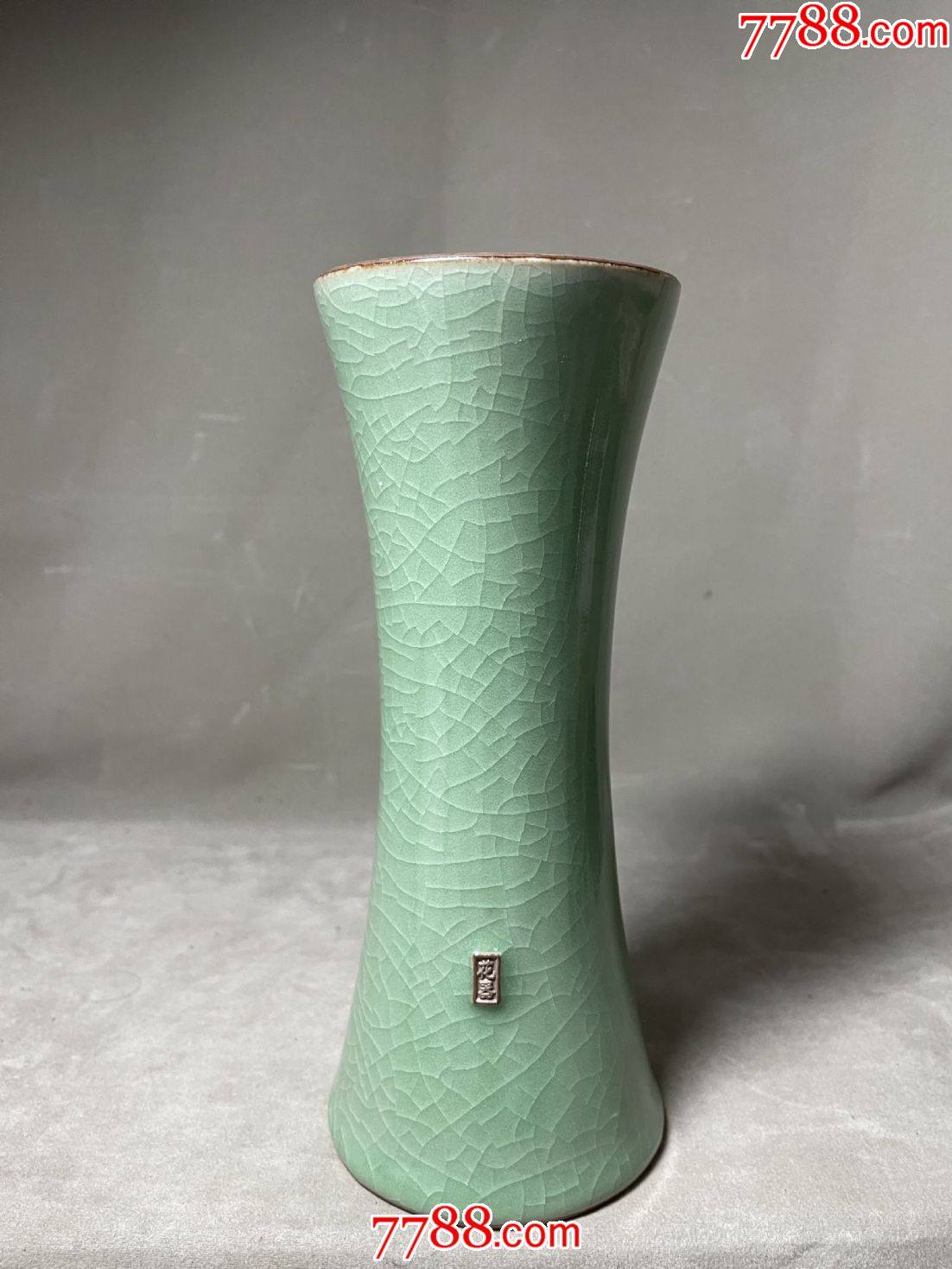 龙泉青瓷豆青釉开片花觚