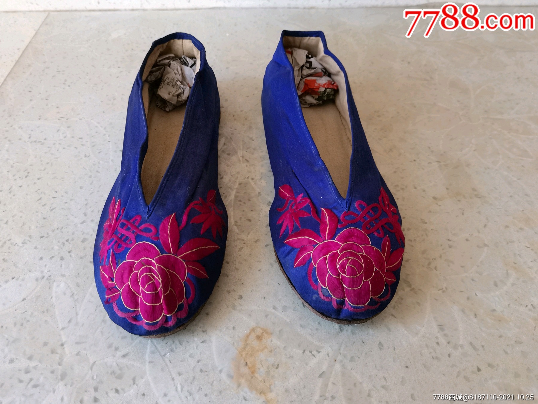 绣缠枝牡丹纹绣花鞋