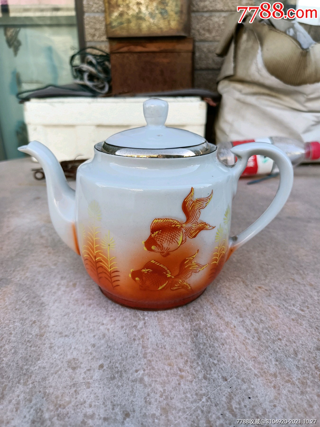 民国喷红金鱼茶壶