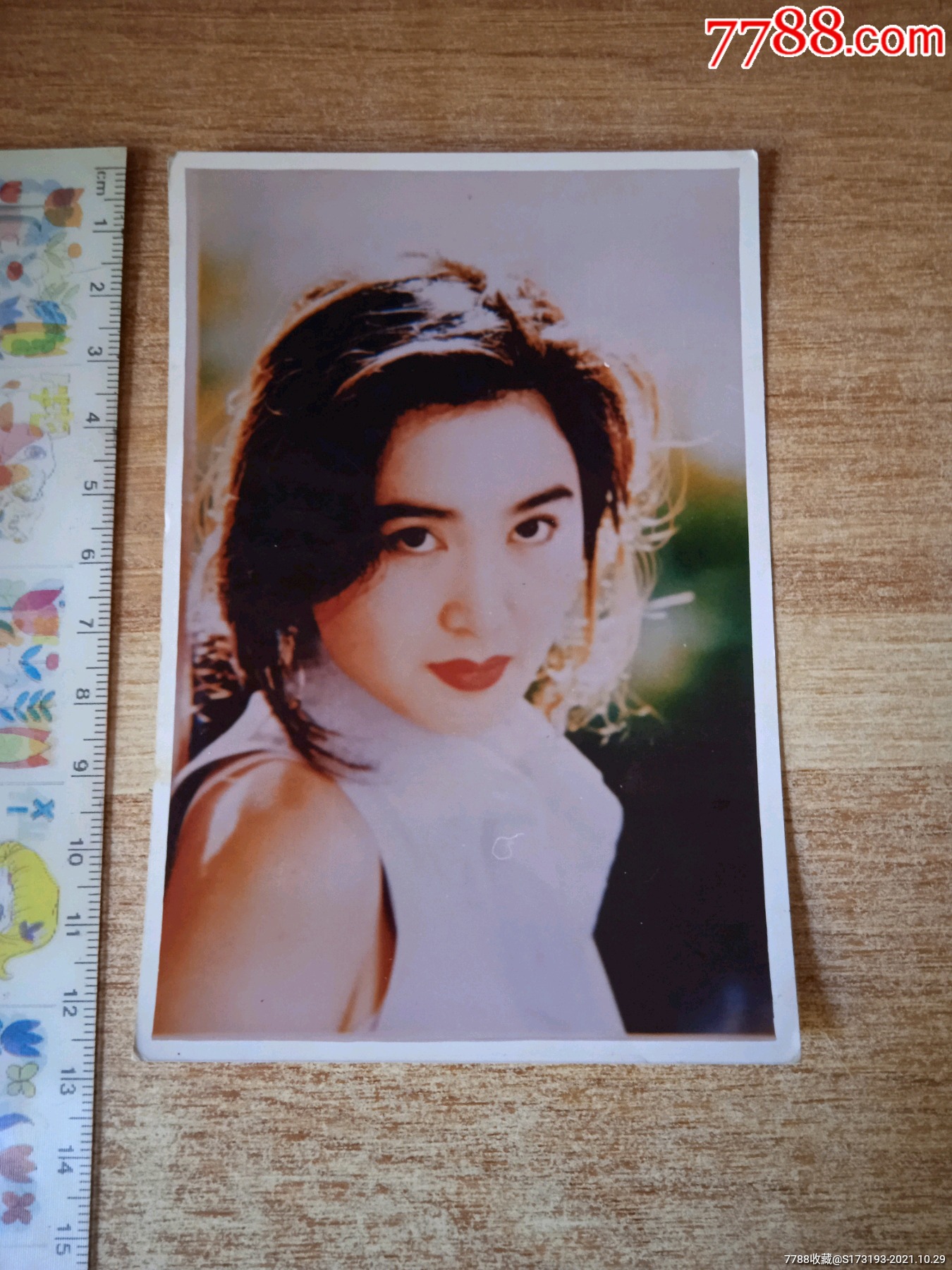 90年代明星照片一张边角卷曲小折痕小污渍边角有些磨损