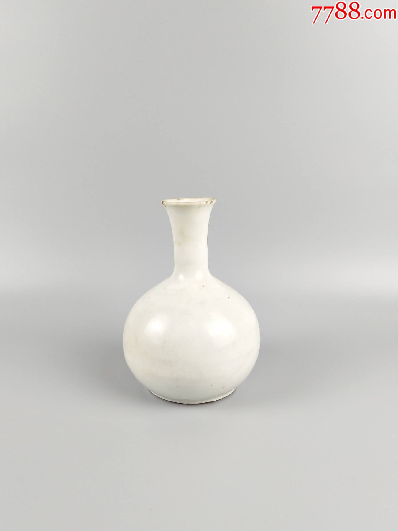 明甜白釉小赏瓶