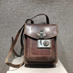 编号35261609红色收藏革命物件八路军抗战老物件牛皮文件包图囊挎包原