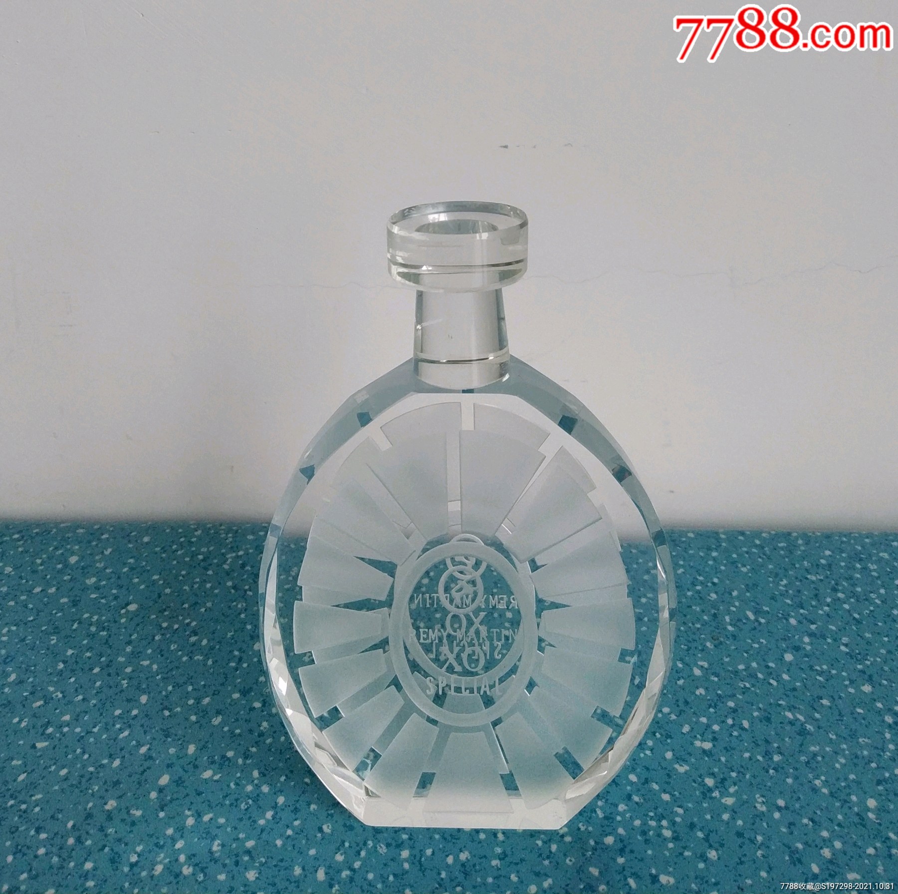 漂亮的纯水晶雕刻的xo酒瓶摆件