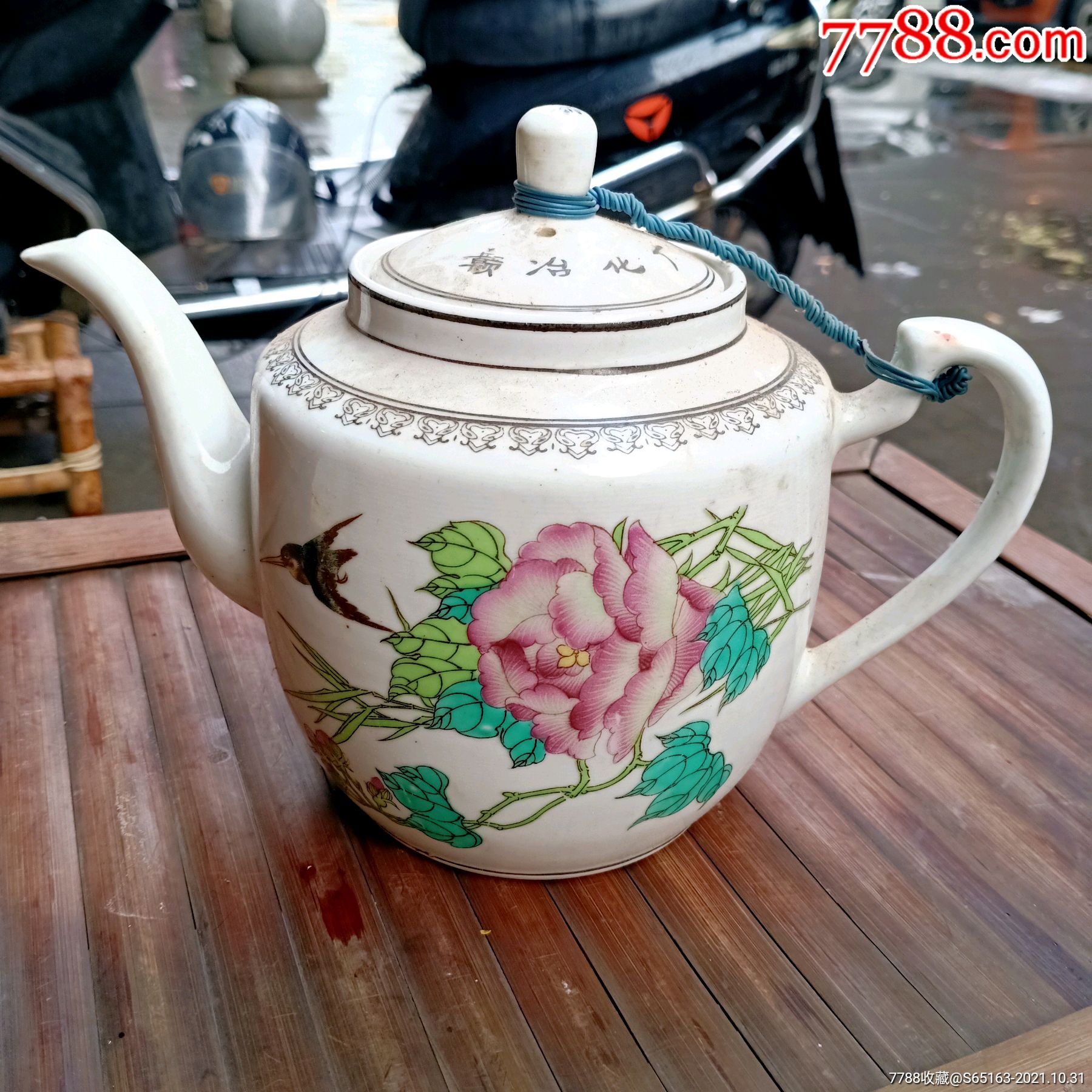 中国景德镇制六字款手绘花鸟纹茶壶