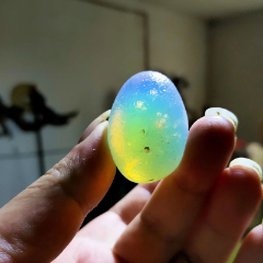 天然玛瑙蛋白石原石,蛋形完整.光源不同随之变色.非常漂亮少见!