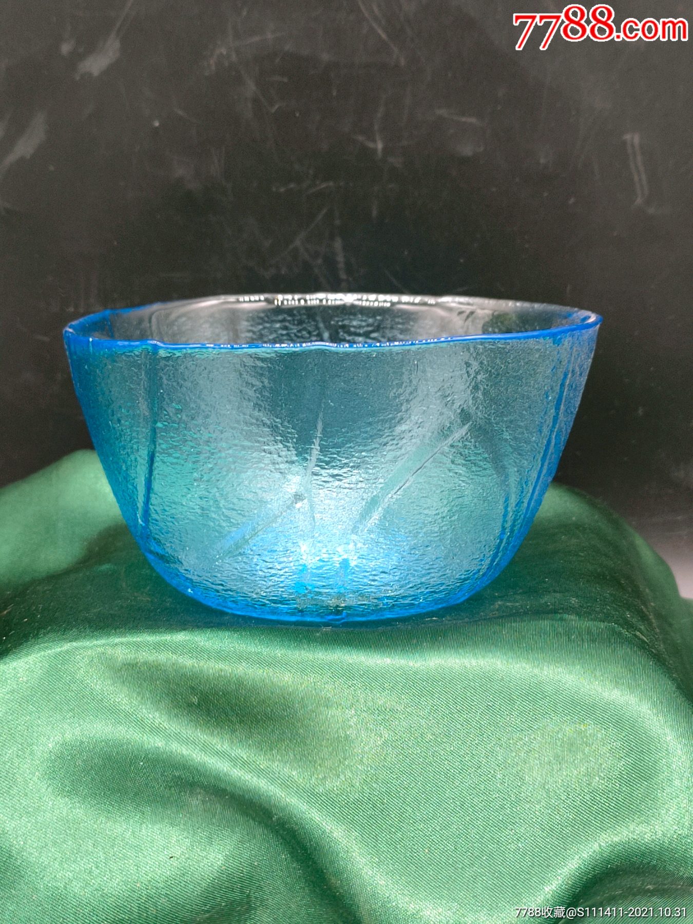 蓝色琉璃碗