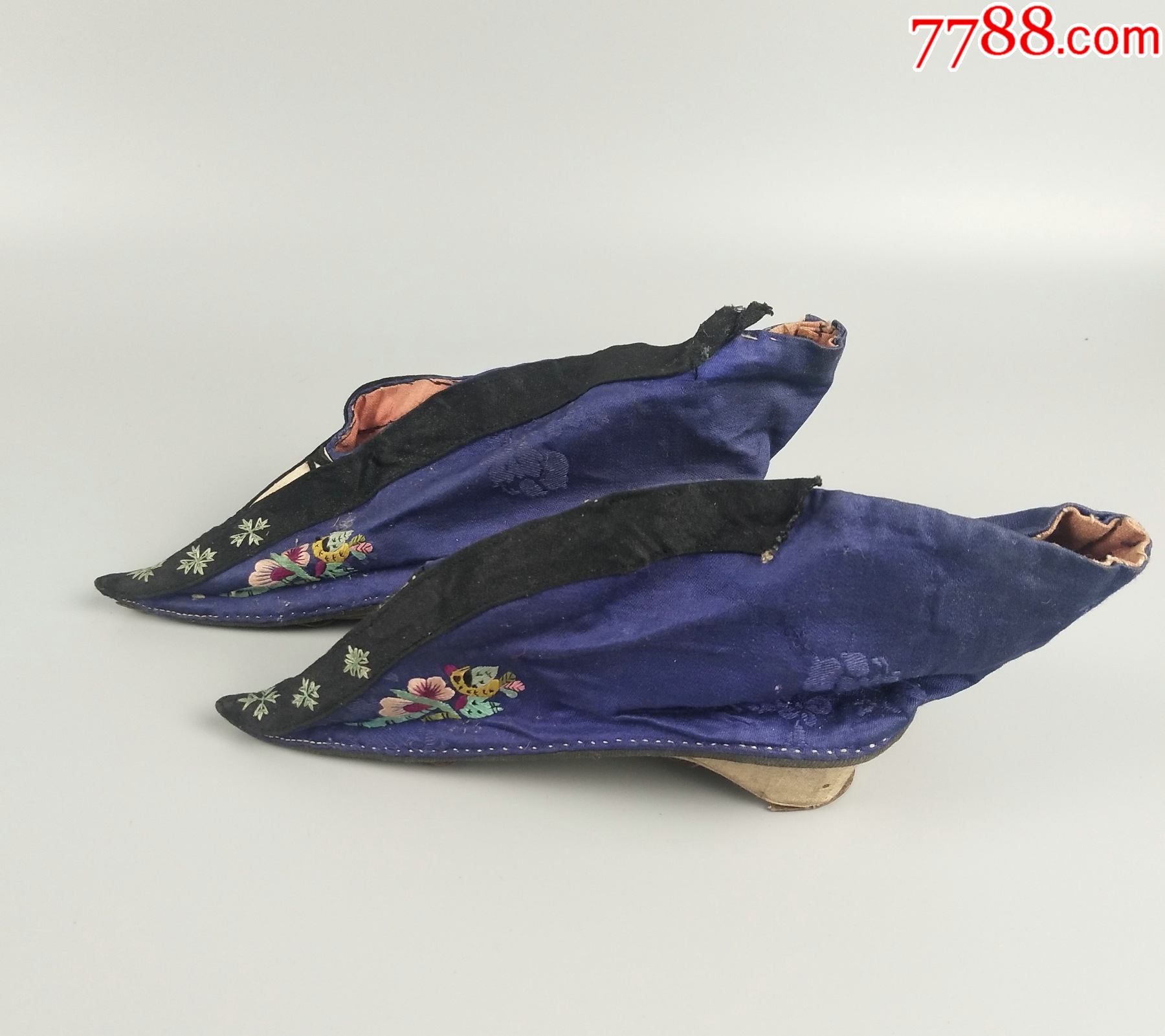 一双三寸金莲绣花鞋