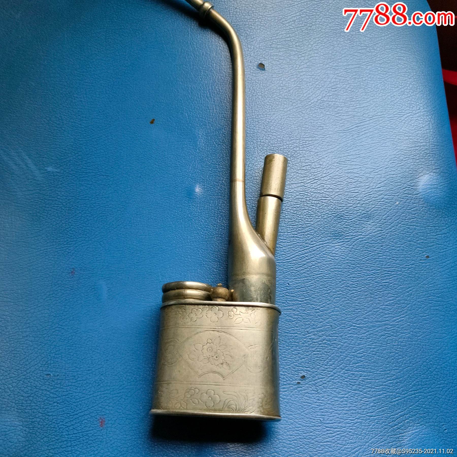 一把造型别致雕刻精美的白铜烟壶