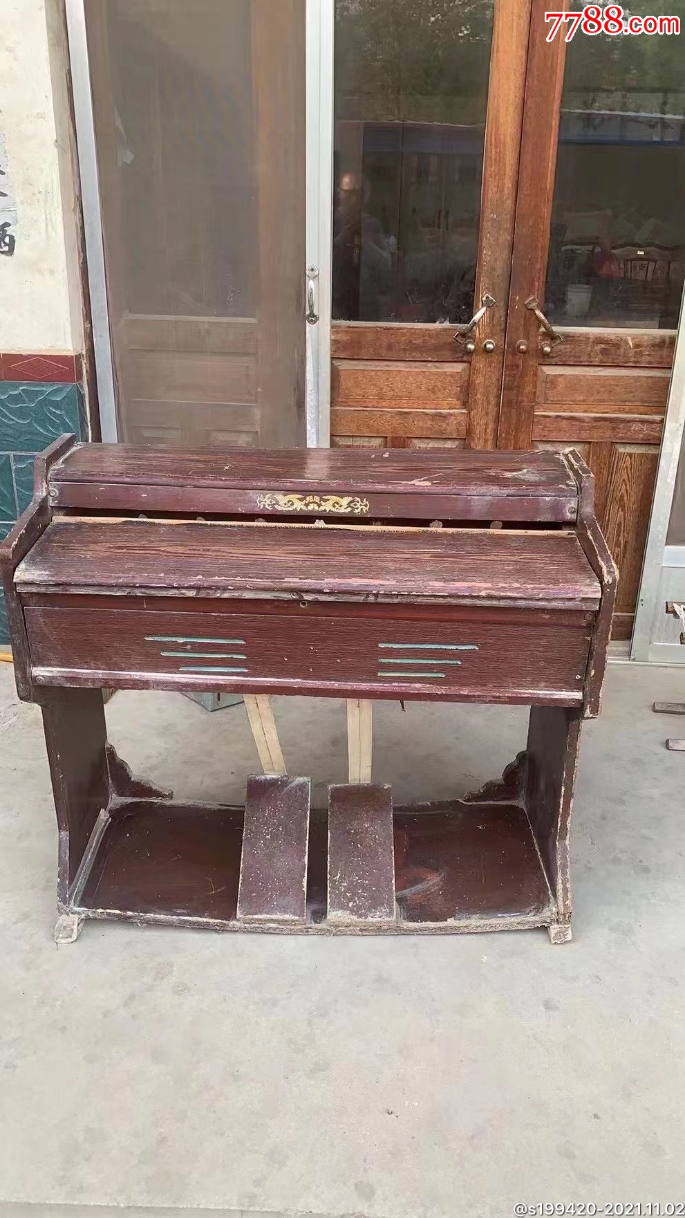 六十年代翔凤牌脚踏风琴品相如图正常使用