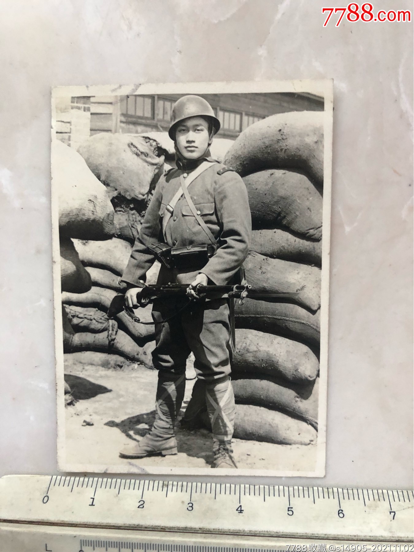 民国抗战时期戴着钢盔拿着枪站岗的日本鬼子老照片