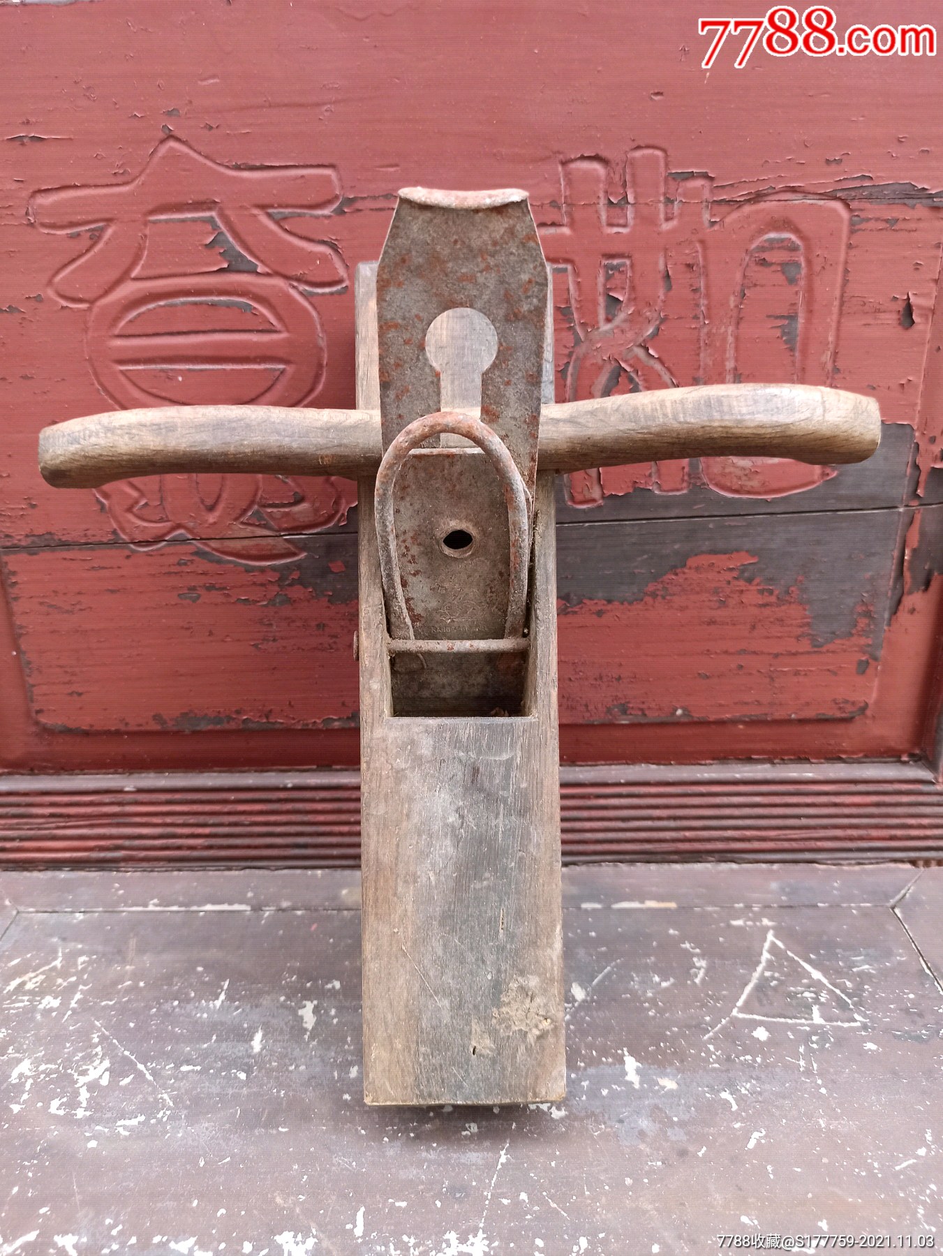 民俗老物件木工刨造型精美,皮色老辣,配件齐全,完整,可正常使用.