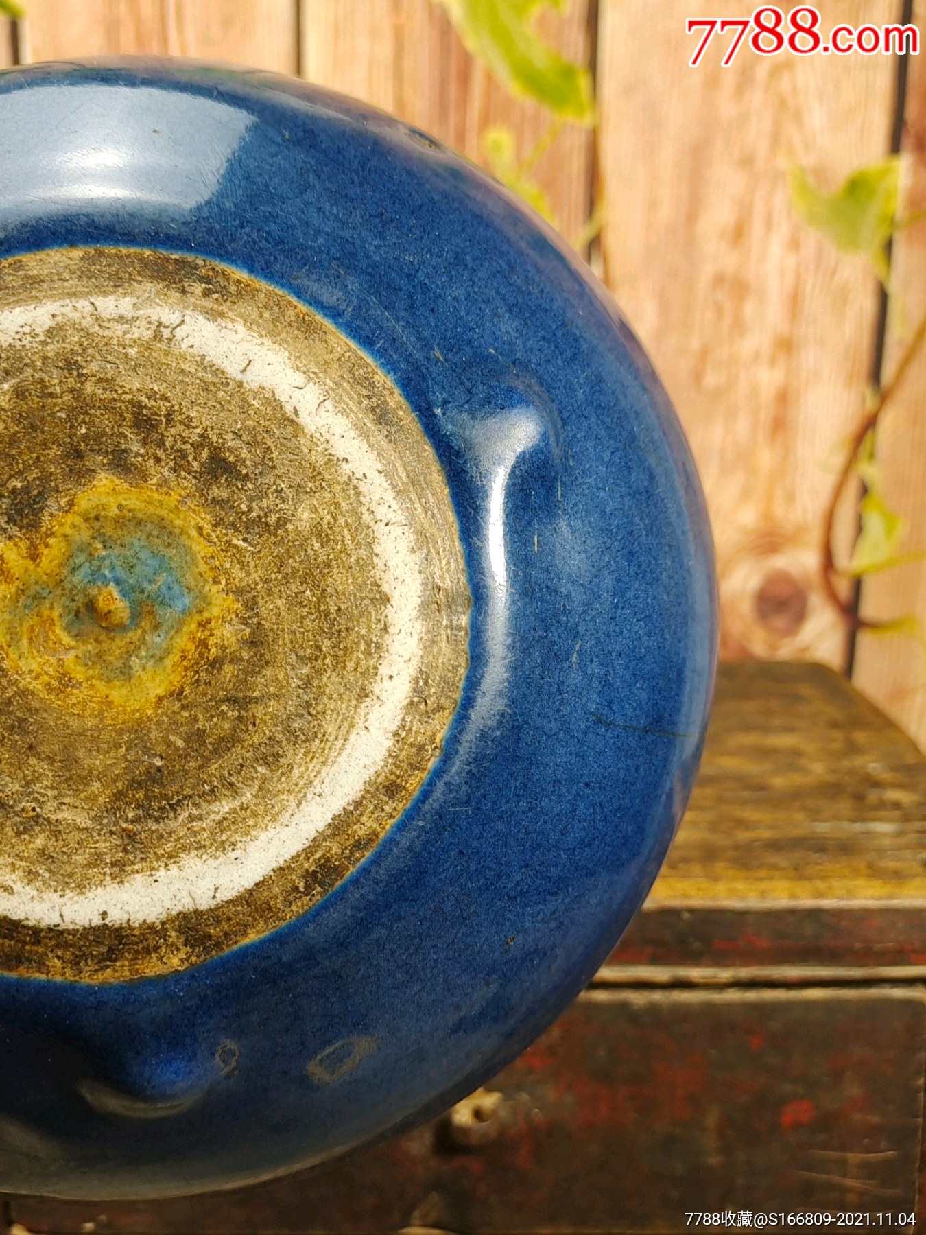 0浏览量:备注:清代中后期出品,霁蓝釉或叫祭蓝釉,灯草口留白自然,器型