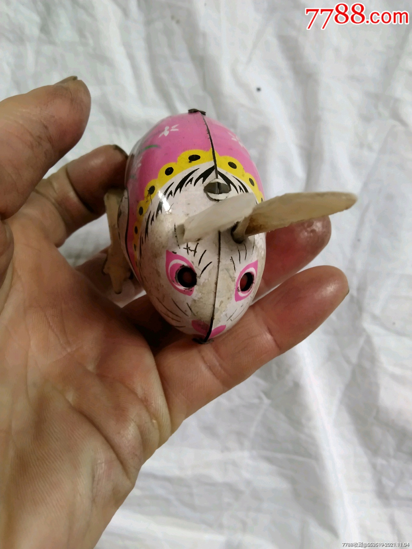 一个铁皮玩具兔子