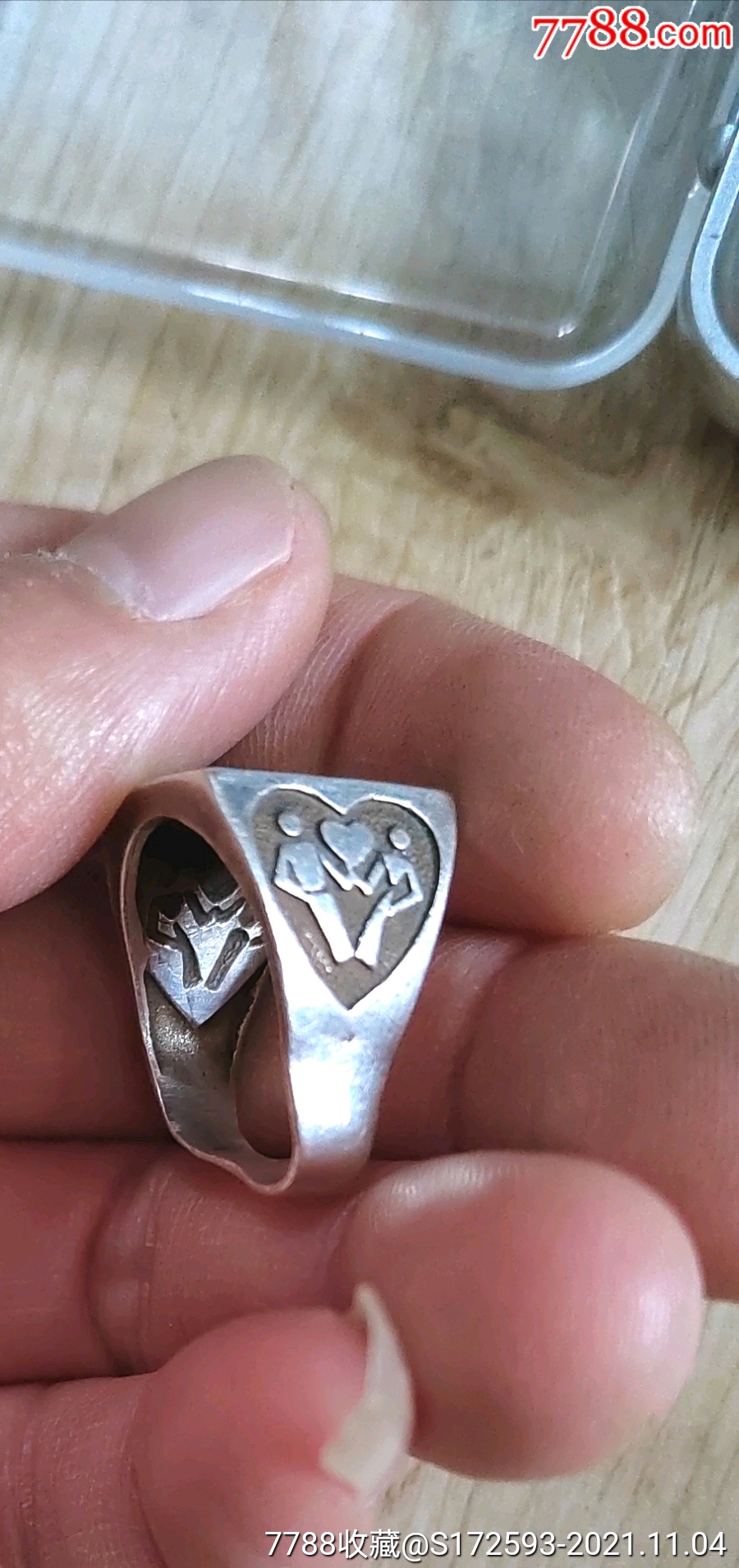 雕刻心想事成与男女图案银戒指一个