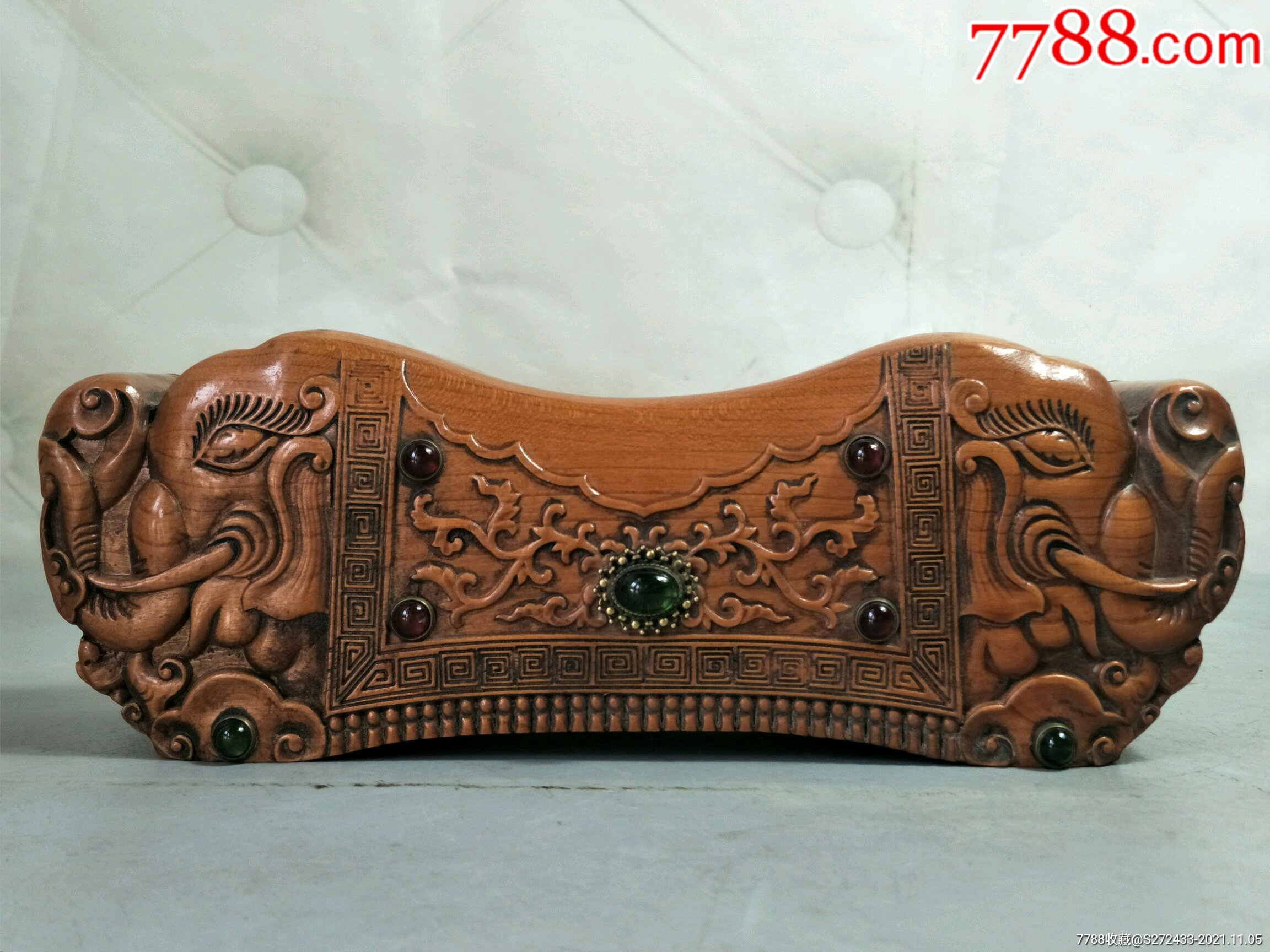 黄杨木镶嵌猫眼石枕头一对包浆厚重图案精美绝伦品相完美