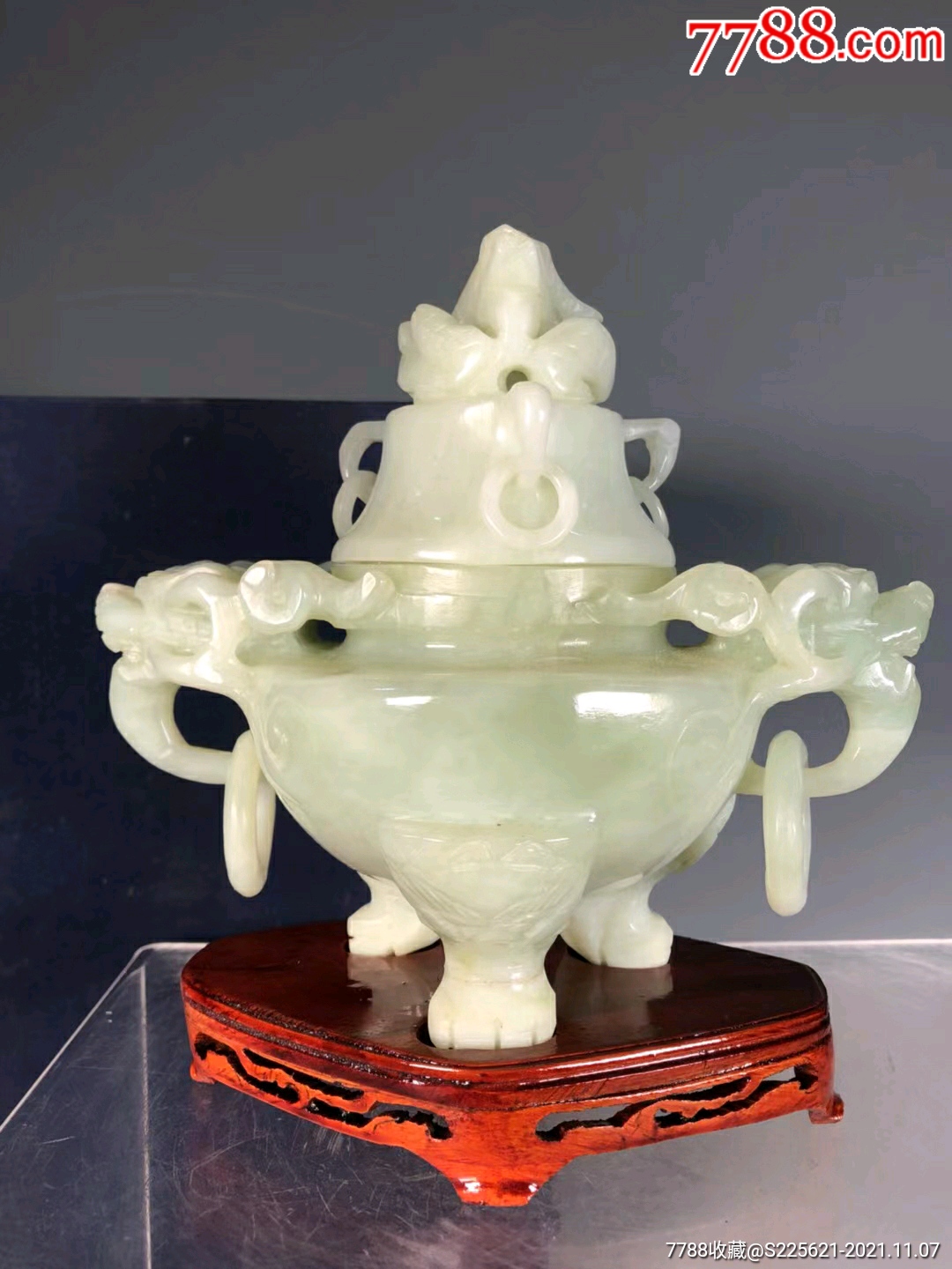 岫玉雕龙钮龙耳衔环三足香炉