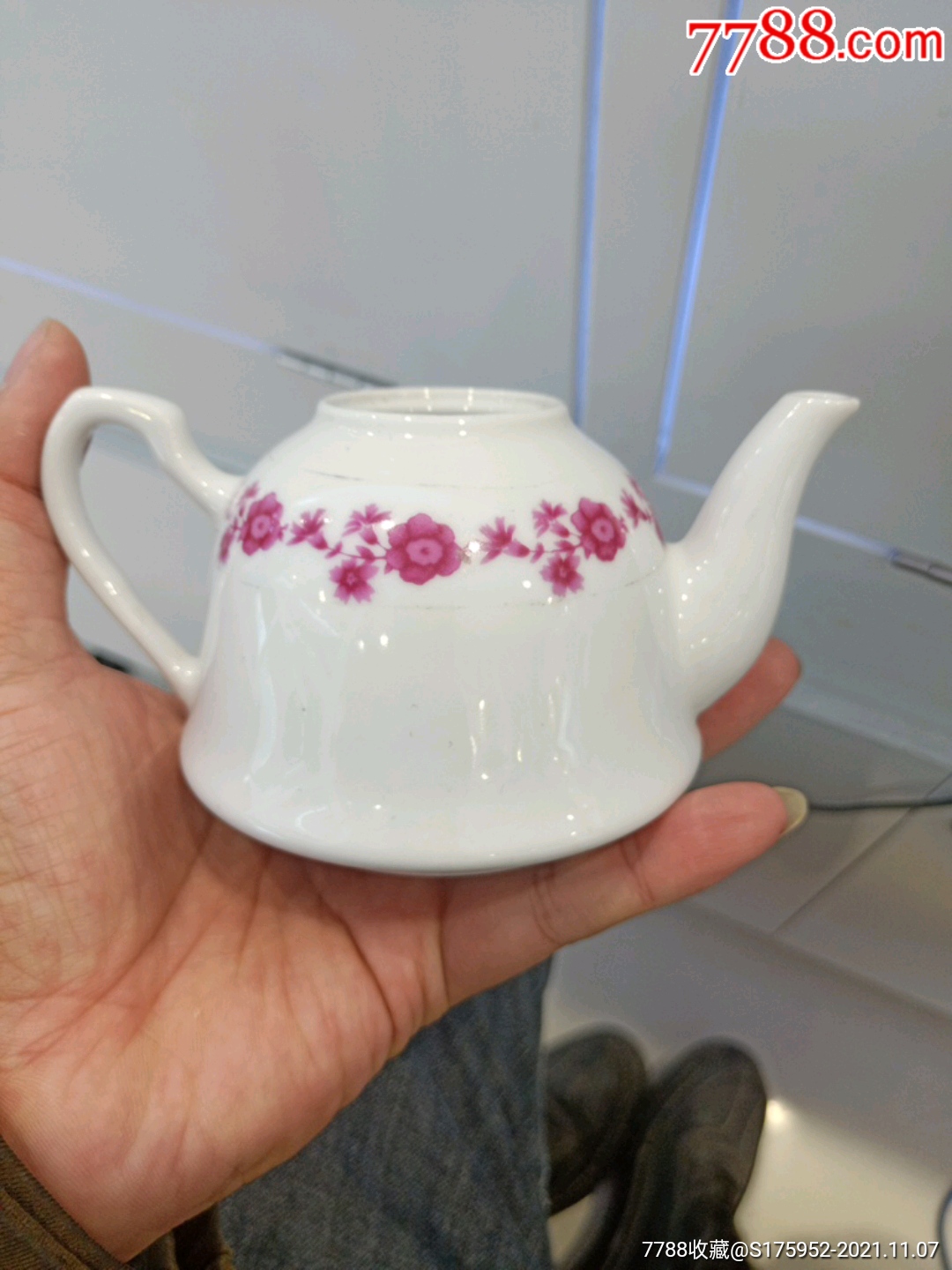 完整中国景德镇灯笼款小壶一把(缺盖子)