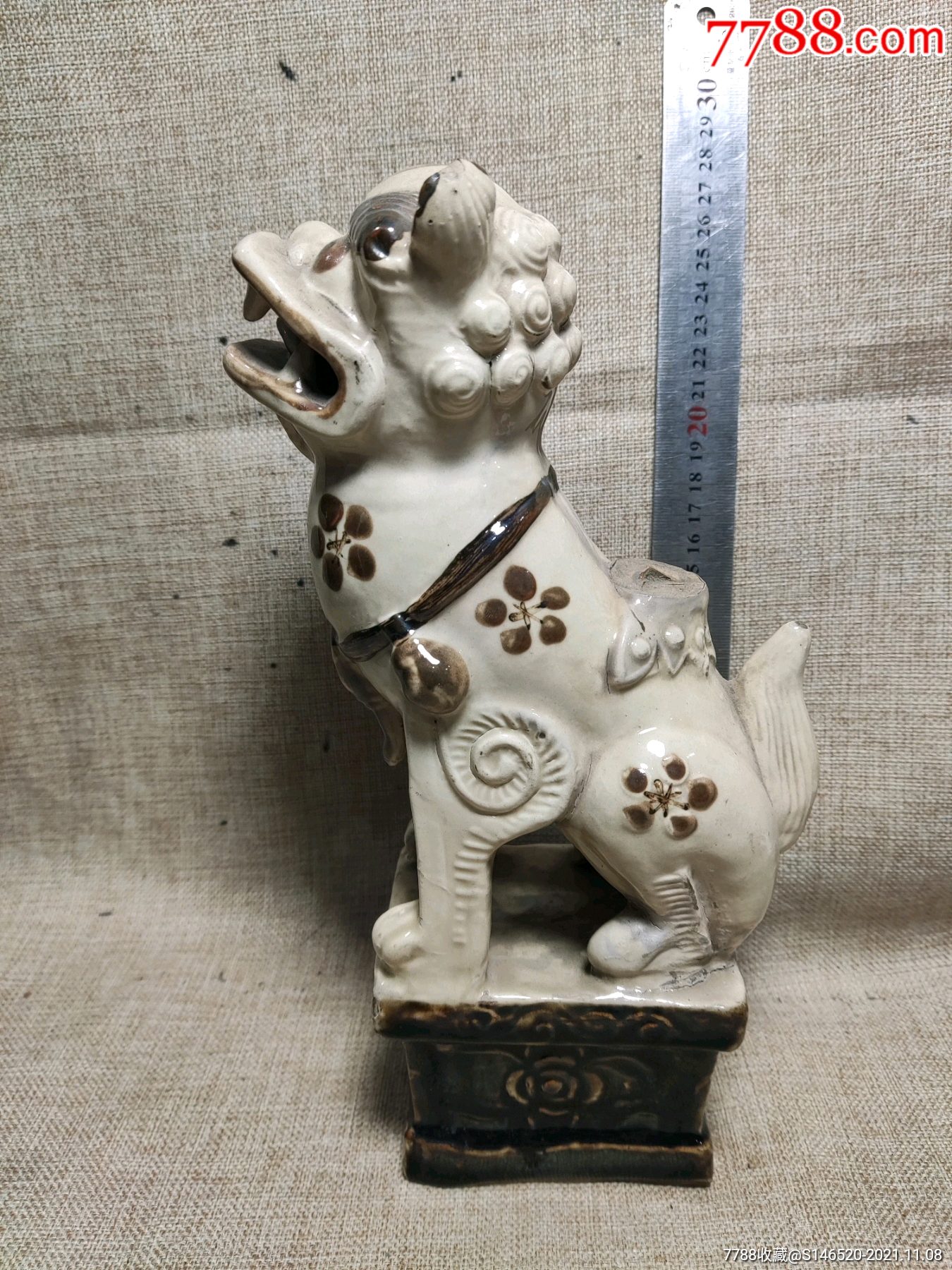 磁州窑狮子蜡台有残缺