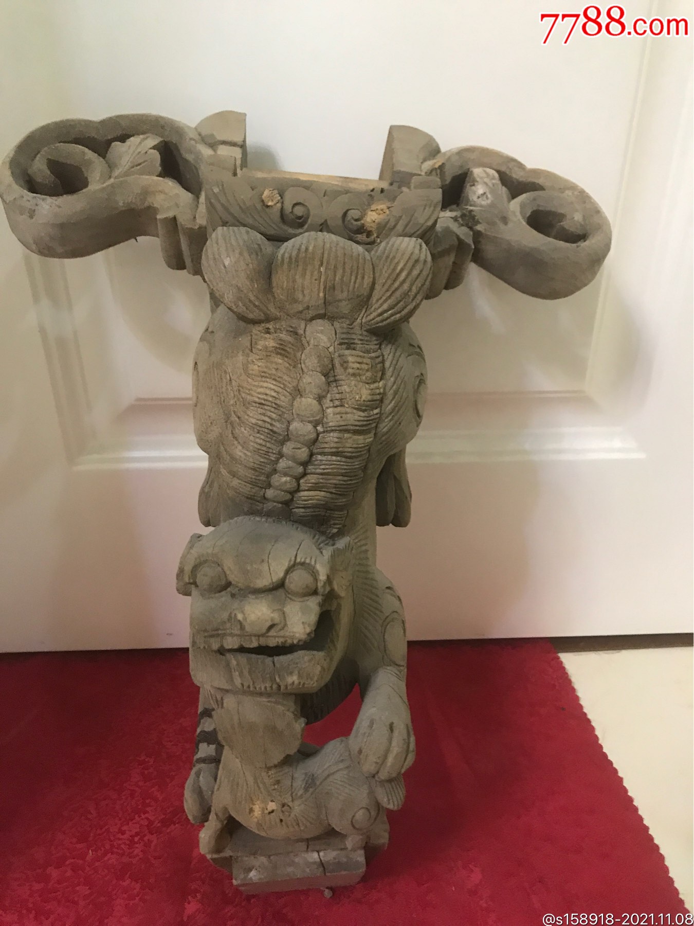 一对雕工精细的清代狮子木雕牛腿