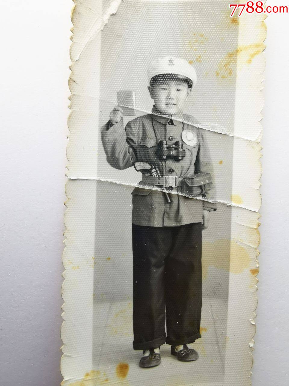 手枪望远镜红宝书毛像章军装男孩照