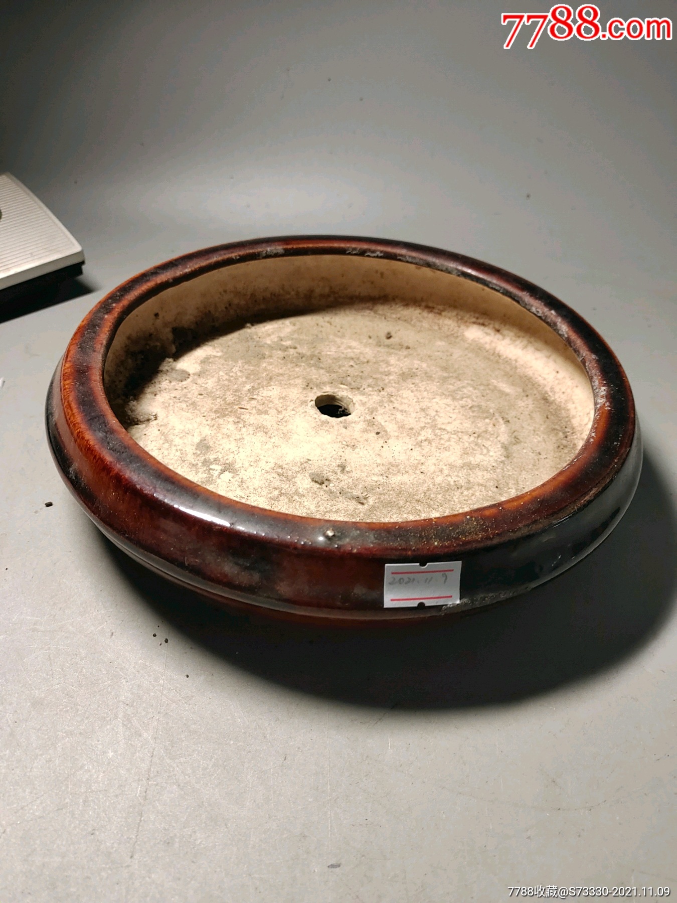 80年代左右酱釉圆形花盆一只